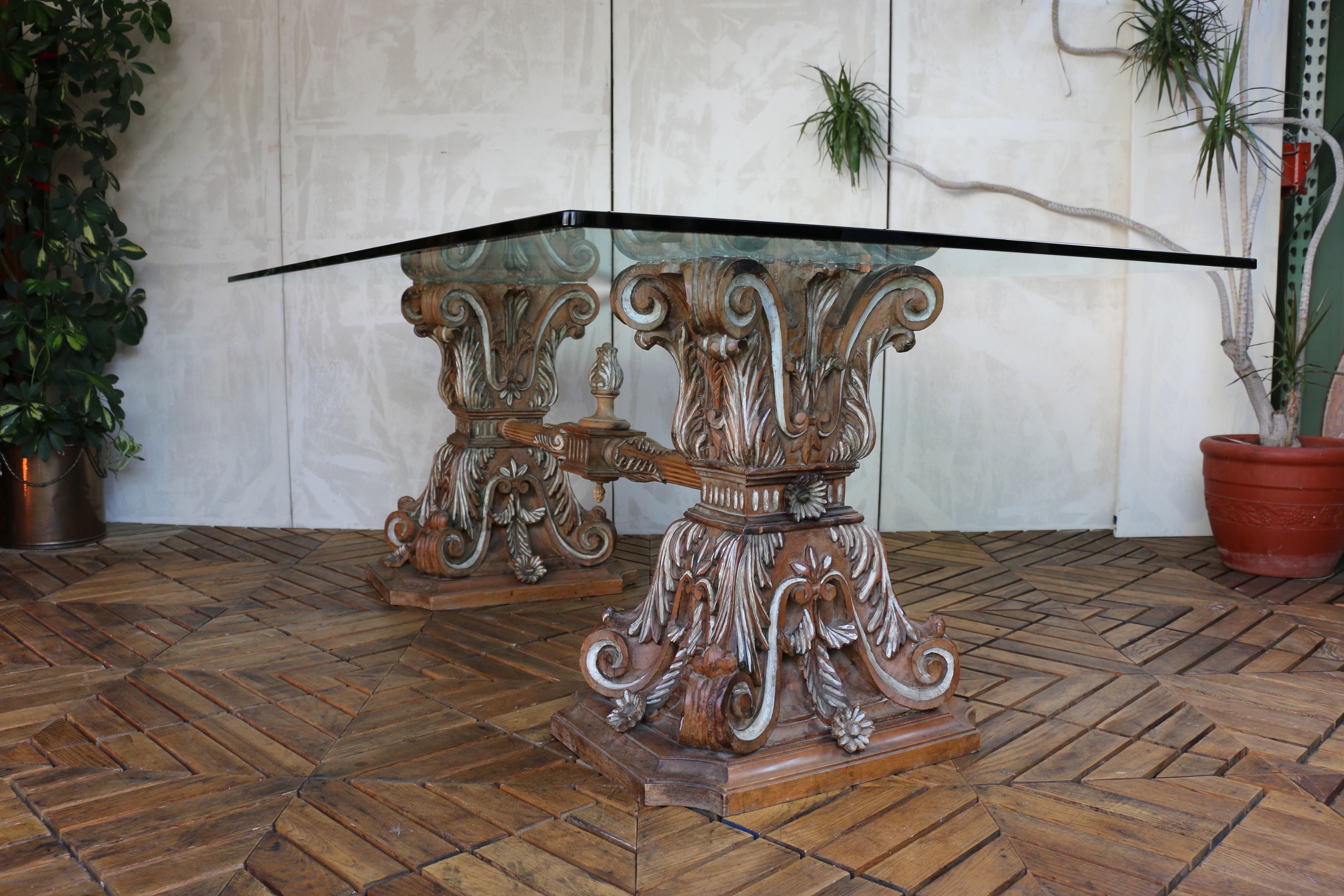 Mesa de Comedor con Tapa de Cristal de Estilo Barroco y Base de Madera Tallada - Italiana en venta 1