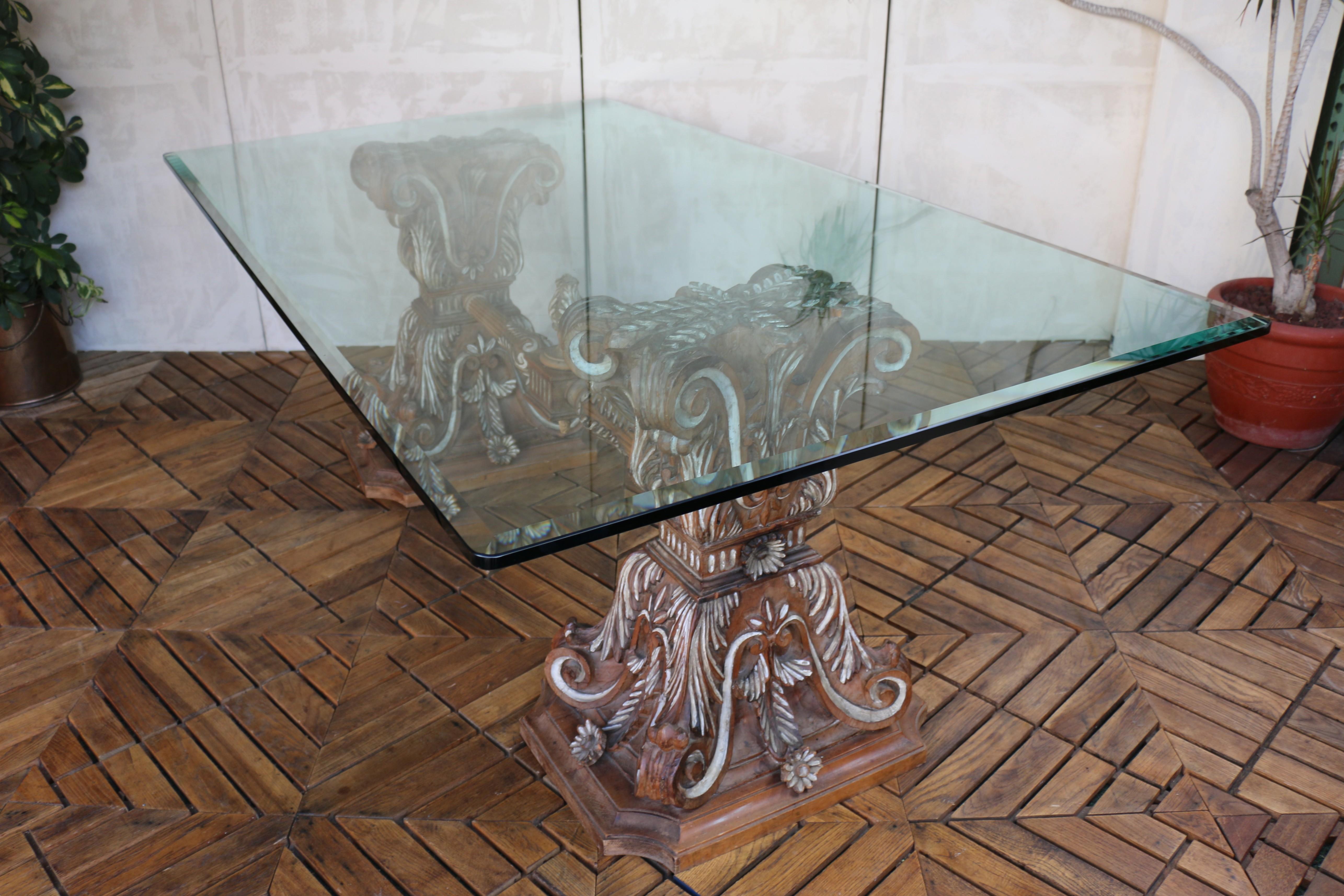 Mesa de Comedor con Tapa de Cristal de Estilo Barroco y Base de Madera Tallada - Italiana en venta 2