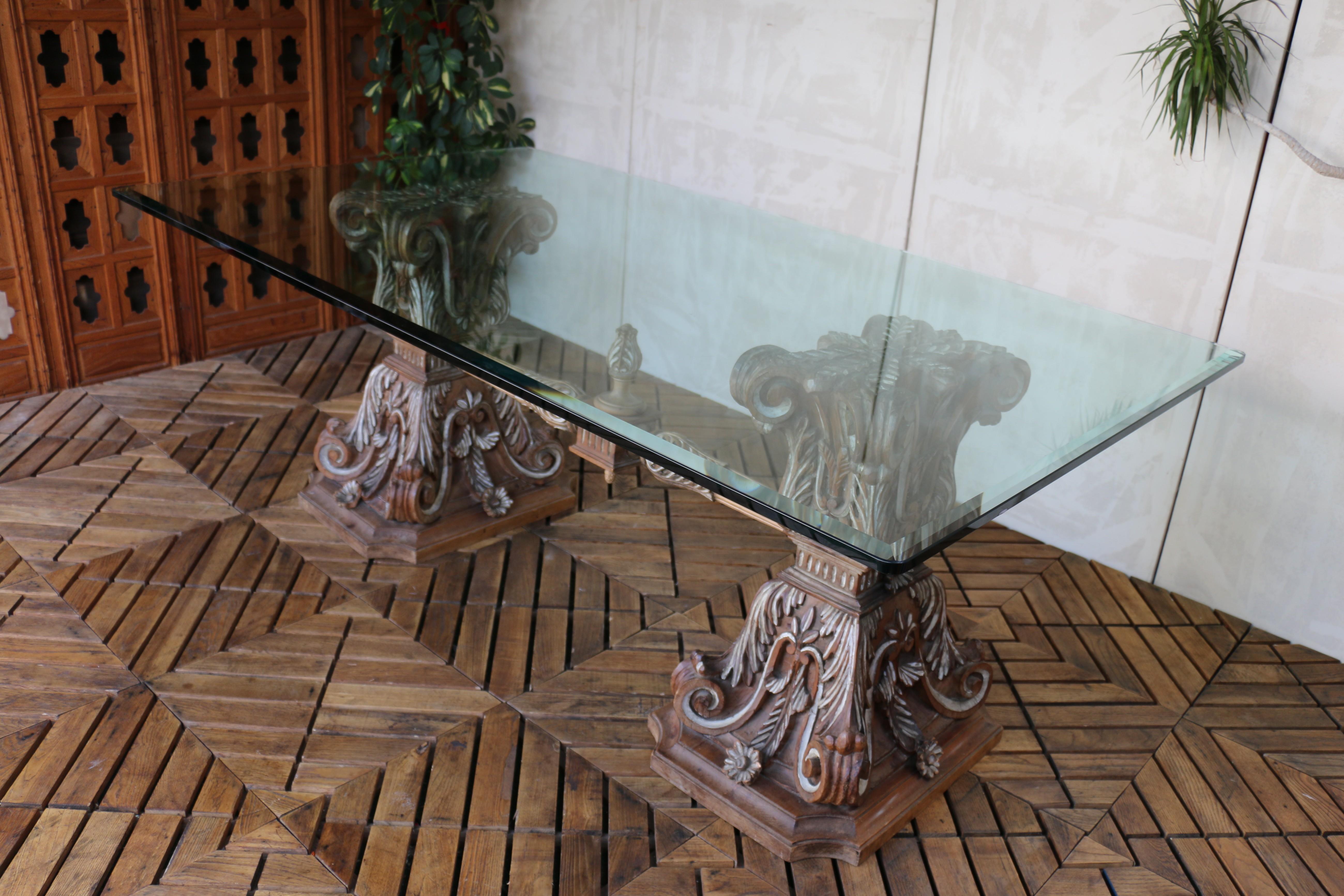 Mesa de Comedor con Tapa de Cristal de Estilo Barroco y Base de Madera Tallada - Italiana en venta 3