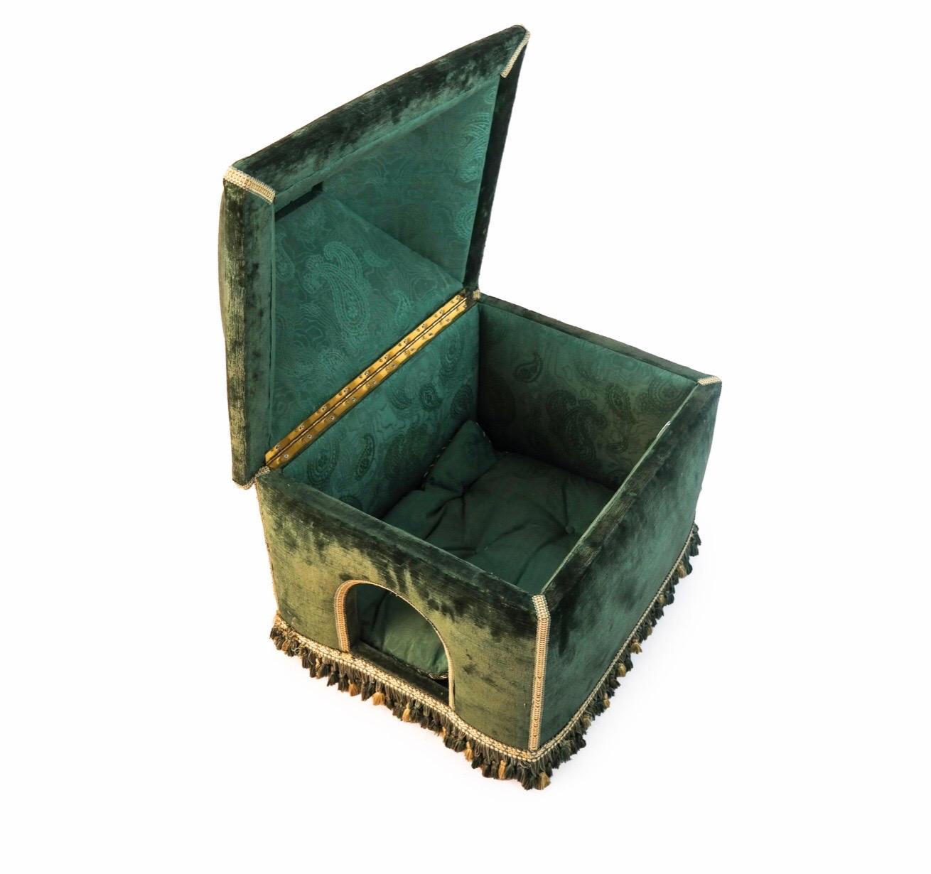 Baroque Style Green Upholstered Dog House, French, 20th Century In Good Condition For Sale In Spencertown, NY