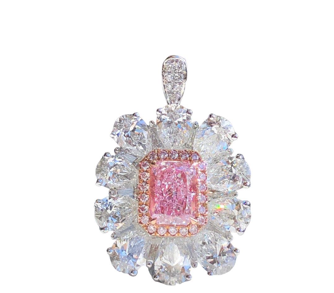 We invite you to discover this majestic ring set with a 1.01 carat GIA certified radiant cut Pink diamond accented with colorless pear shape diamonds of 3,51 carats in total. Versatile, you can also wear it as a magnificent pendant 

New ring 
Main