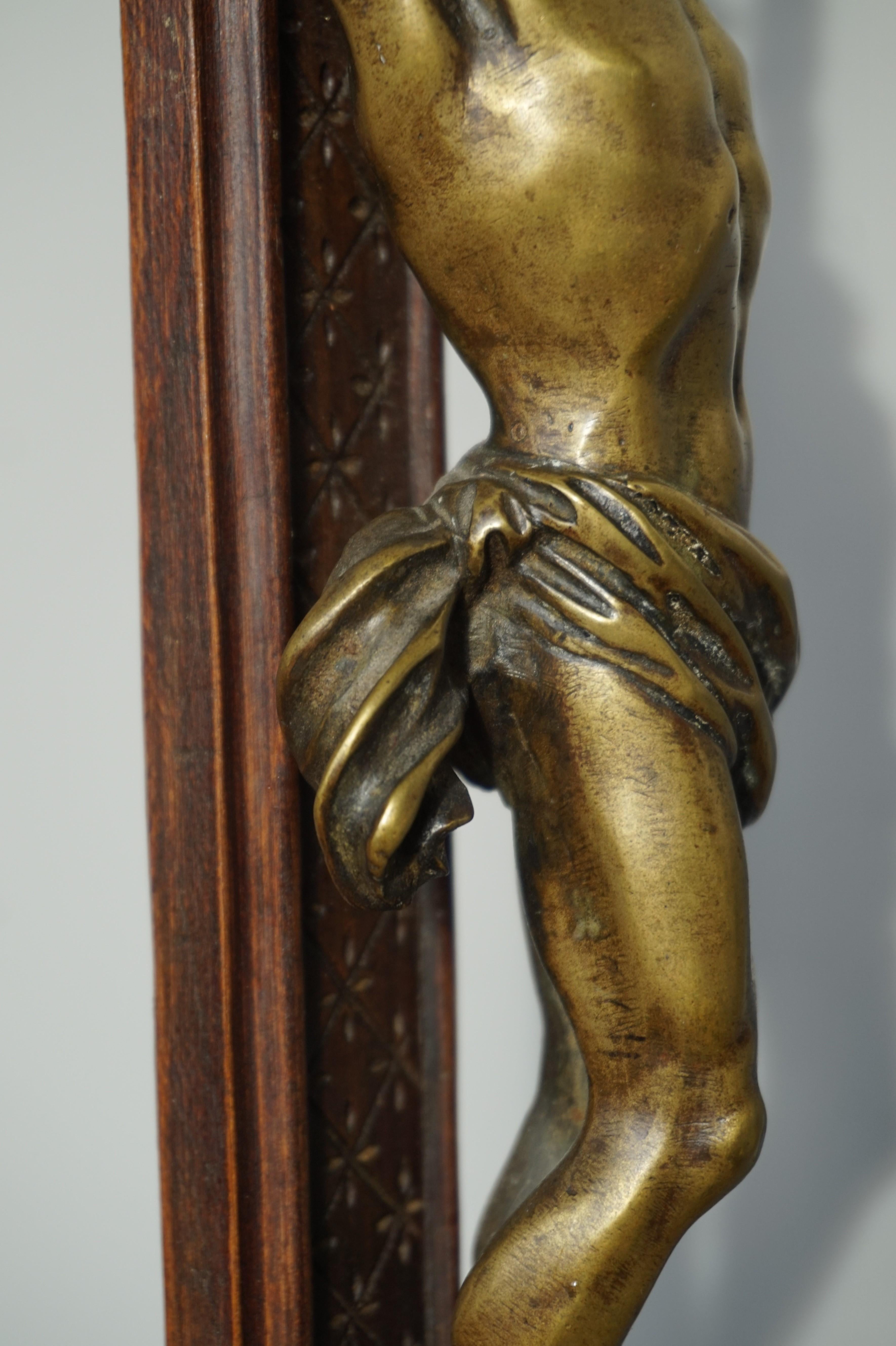 Crucifix de style baroque sculpté à la main avec un étonnant Corpus du Christ en bronze 3