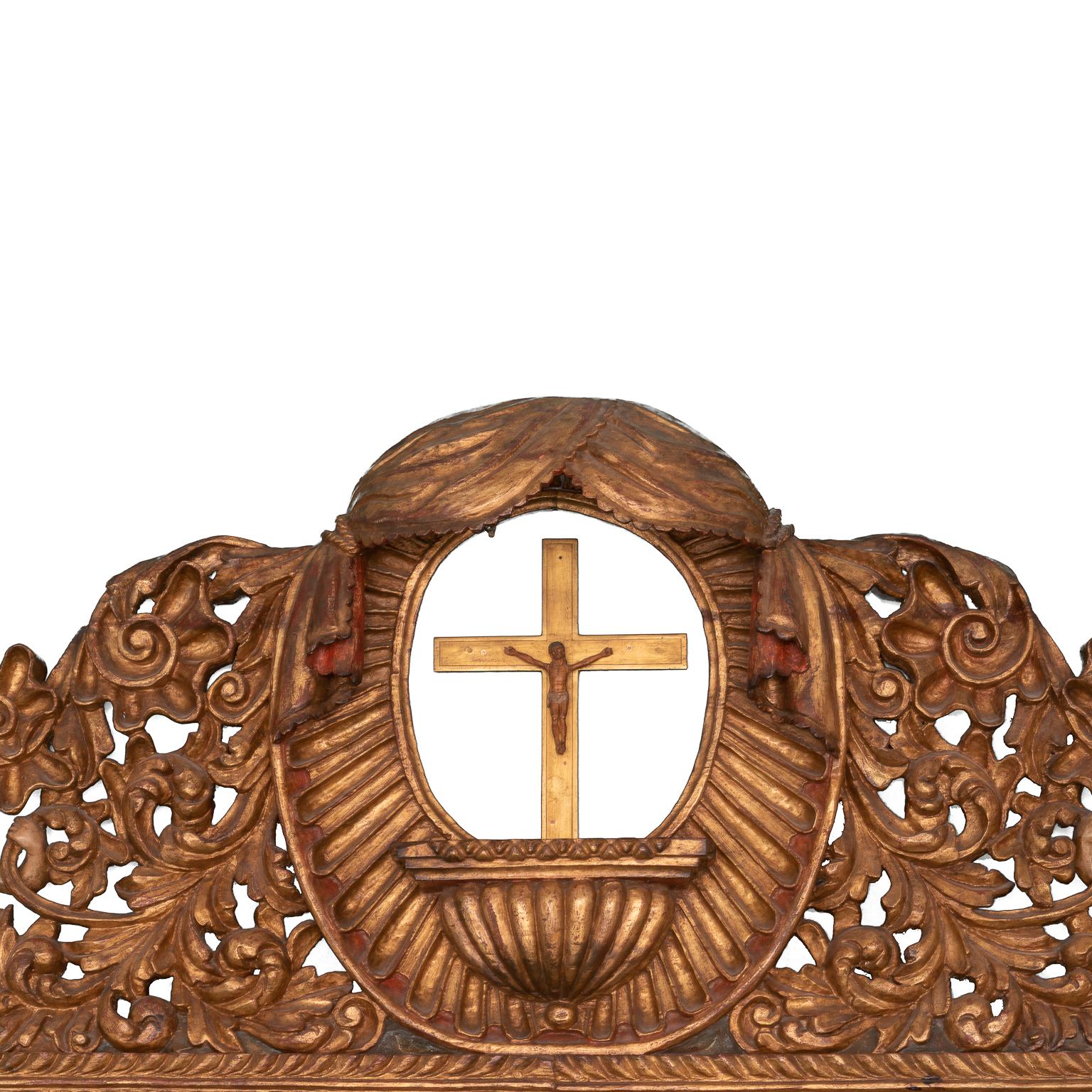Kopfteil im Barockstil, hergestellt im späten 19. Jahrhundert
mit geschnitzten Darstellungen von Heiligen, Geburt und Jungfrau.