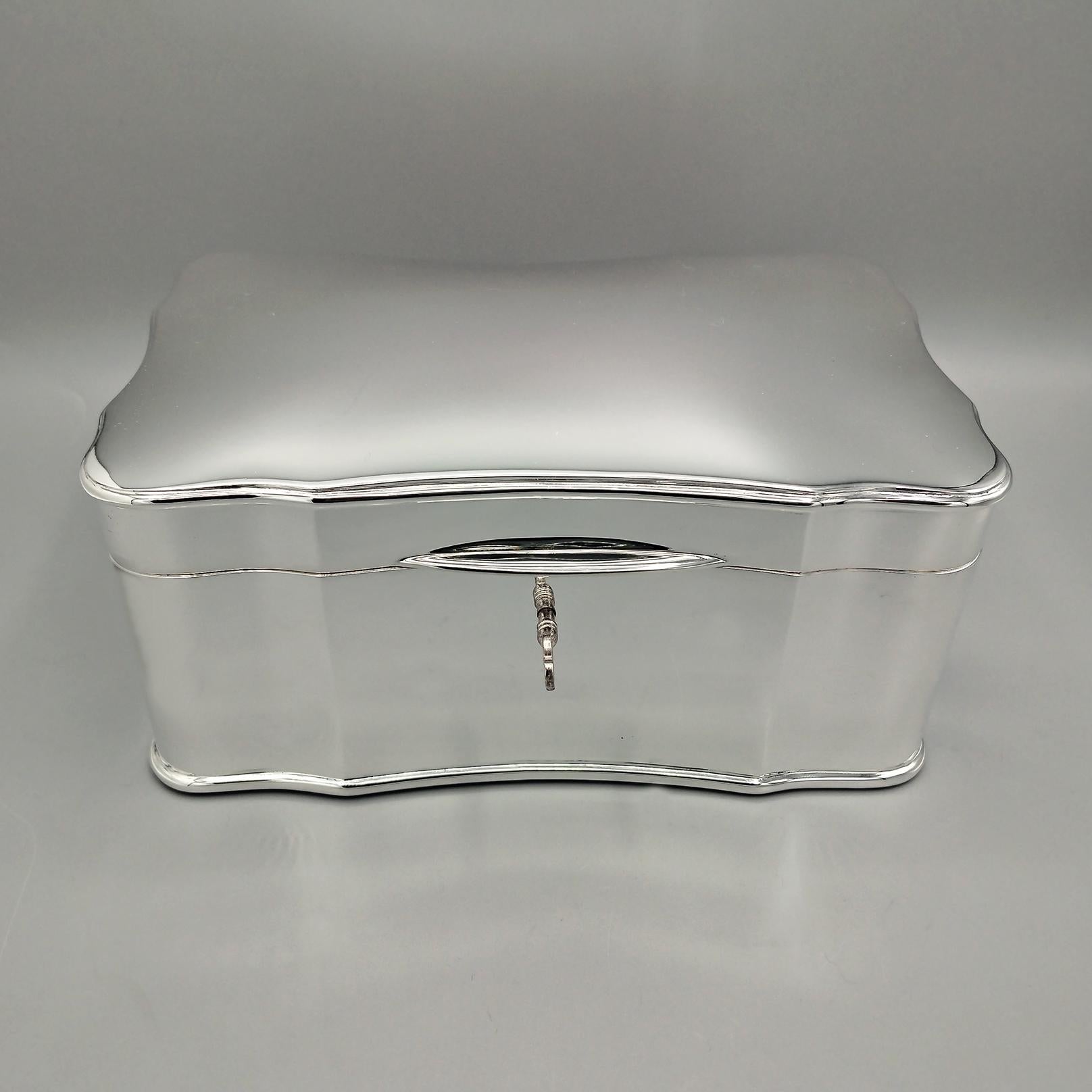 Caja de plata de ley totalmente artesanal con interior de terciopelo marrón.
La estructura tiene forma rectangular. En el cuerpo se han realizado ligeras elevaciones que hacen que la caja sea típica del estilo barroco.
La tapa, totalmente lisa, es