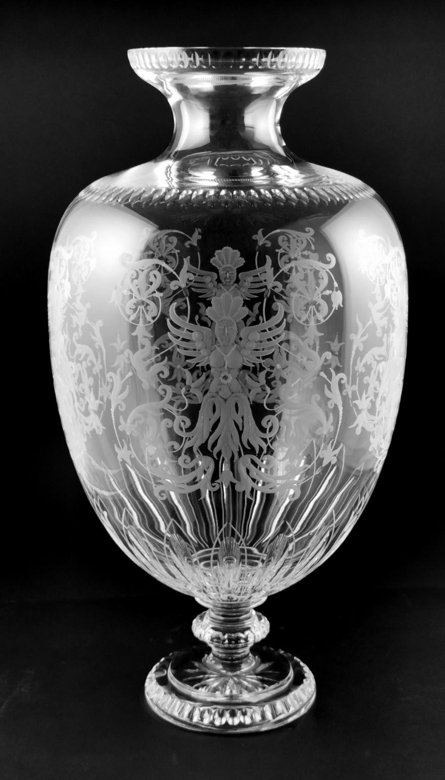 Große italienische Kristallvase im Barockstil mit grotesken Gravuren (Handgefertigt) im Angebot