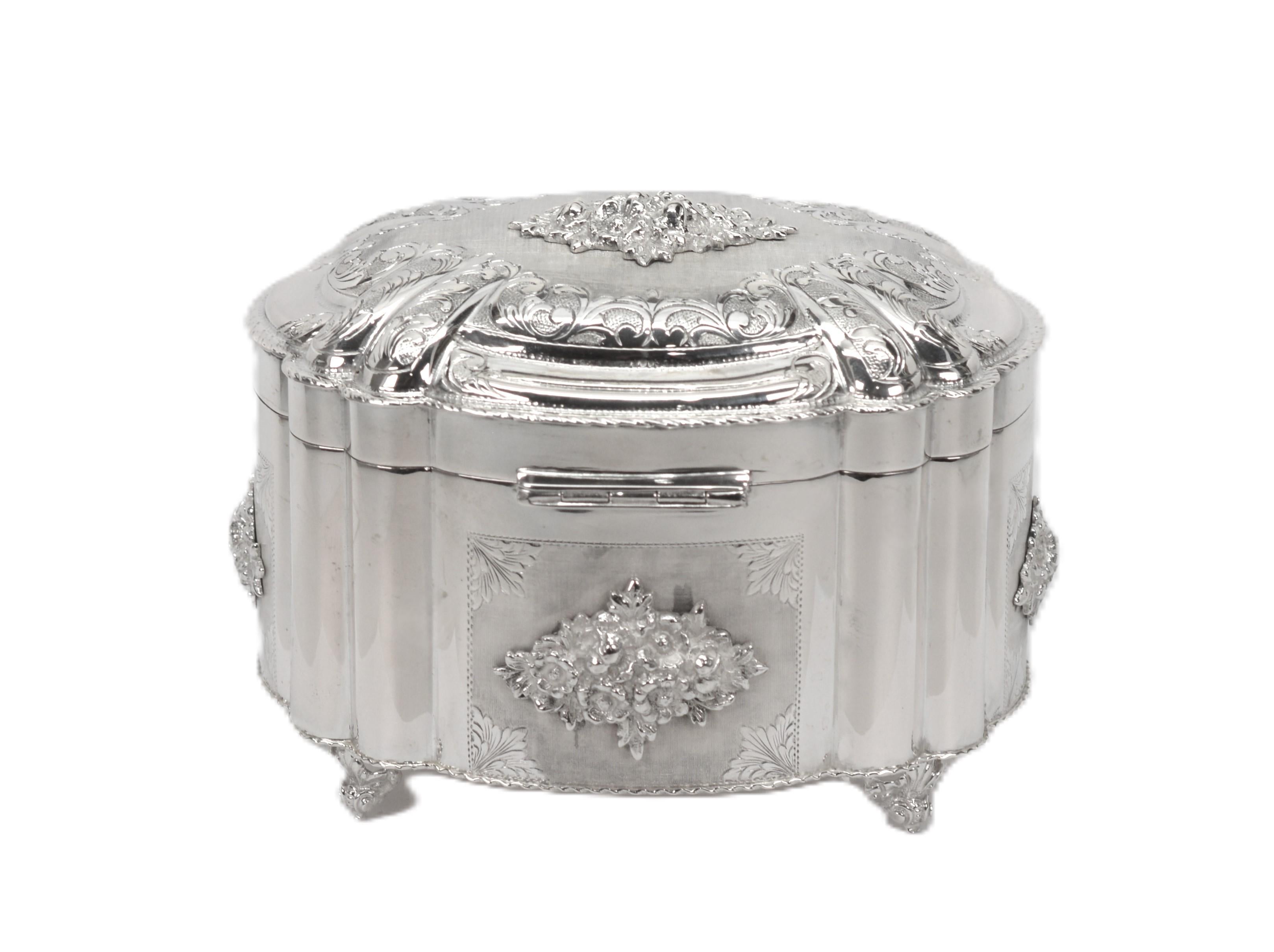 El arte de la orfebrería italiana se aprecia en las estrías, el repujado y el grabado a mano de este impresionante neceser ovalado de plata 800 pulida de Lavor. La elegante base estriada muestra cuatro paneles decorativos de plata labrada a mano,