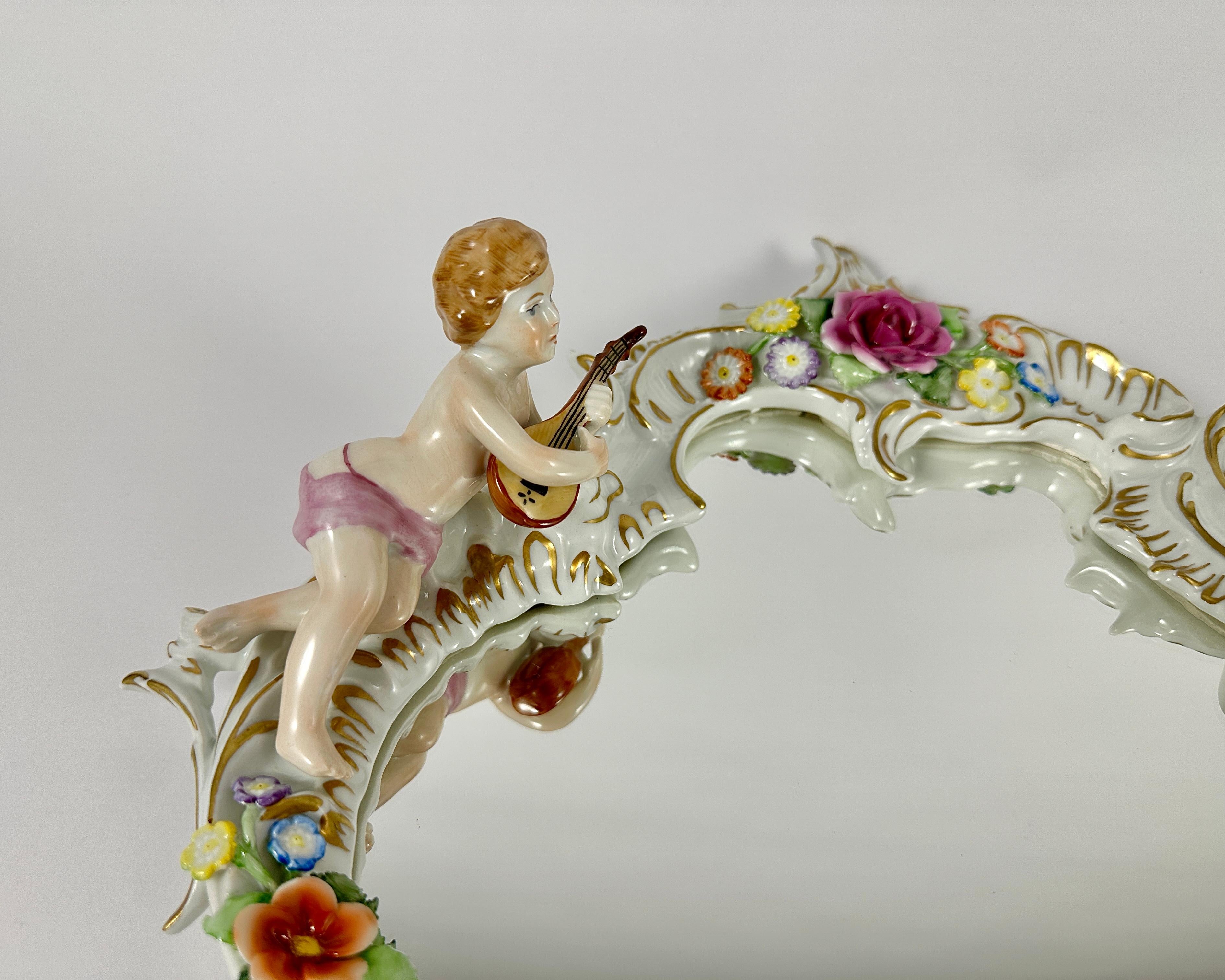 Allemand Miroir de style baroque avec putti musiciens par PMP GDR, 20ème siècle en vente