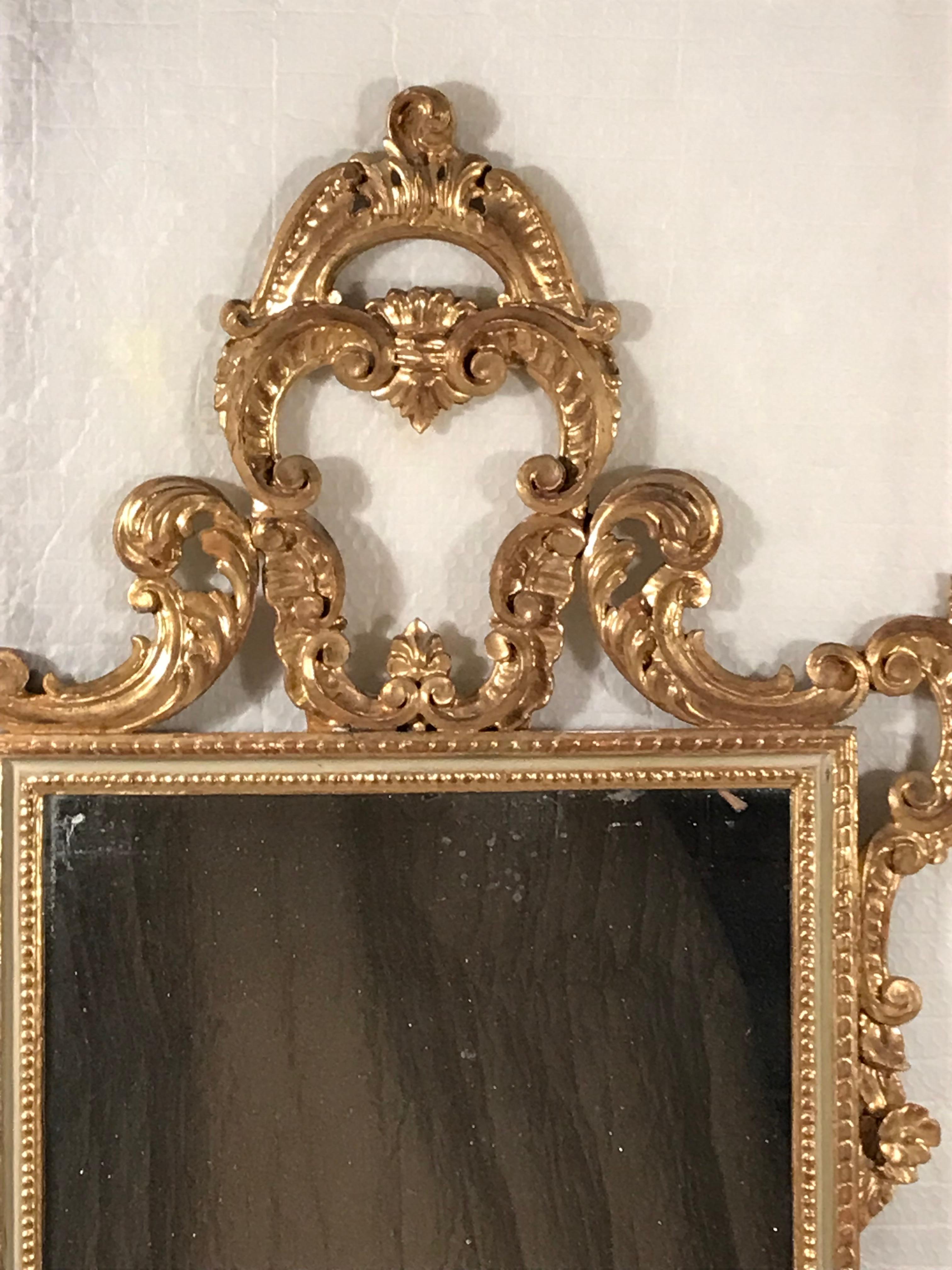 Prächtiger Barockspiegel aus Giltholz des 19. Jahrhunderts mit exquisiten Akanthusblättern und floralen Schnitzereien
Verleihen Sie Ihrem Raum einen Hauch von Opulenz und Grandeur mit diesem prächtigen Spiegel im Barockstil des 19. Jahrhunderts.