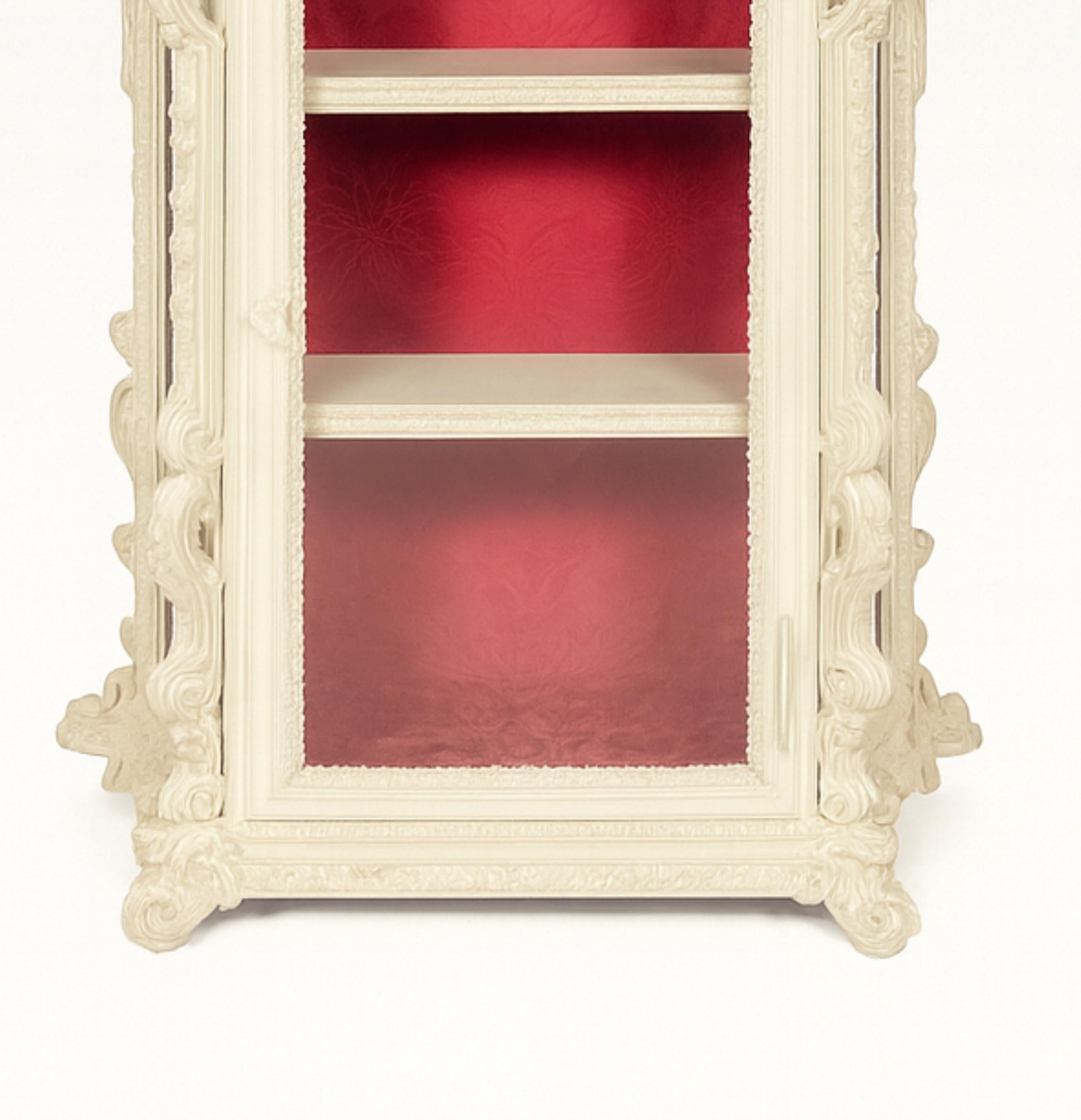 Baroque Style Off White Lacquer Cedar Showcase, 19th Century Barroco en venta
