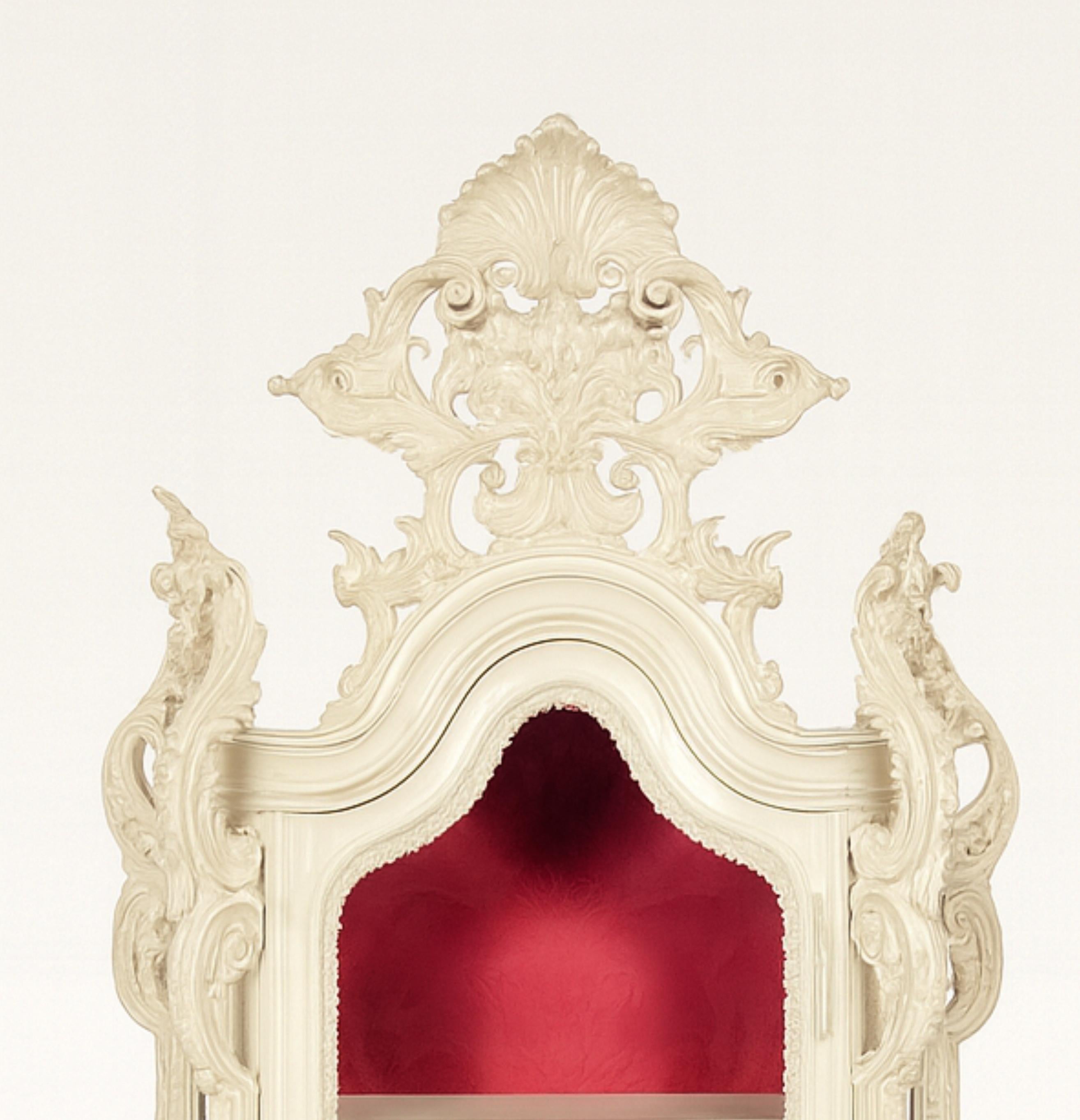 Baroque Style Off White Lacquer Cedar Showcase, 19th Century Portugués en venta