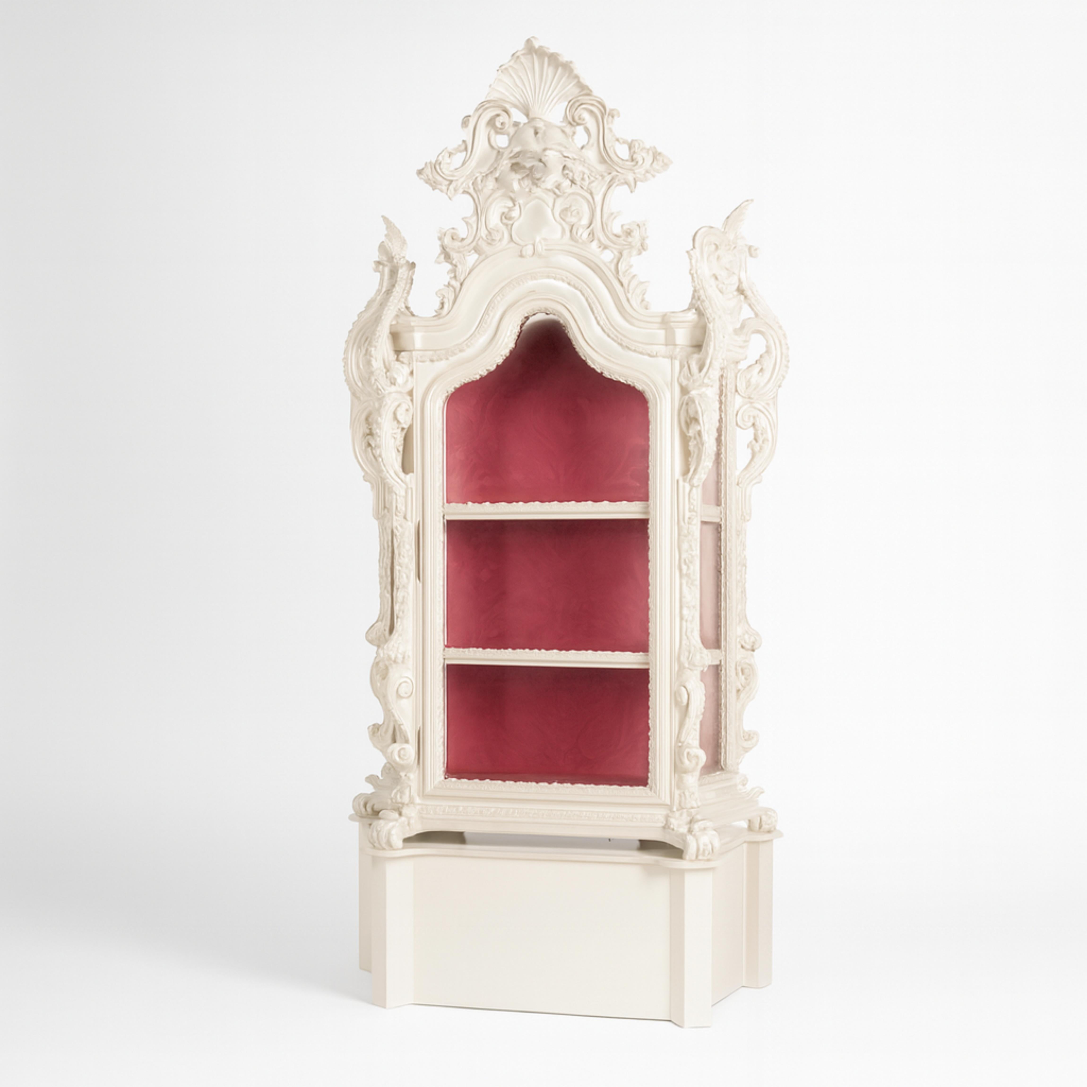 Baroque Style Off White Lacquer Cedar Showcase, 19th Century en Bueno estado para la venta en Lisbon, PT