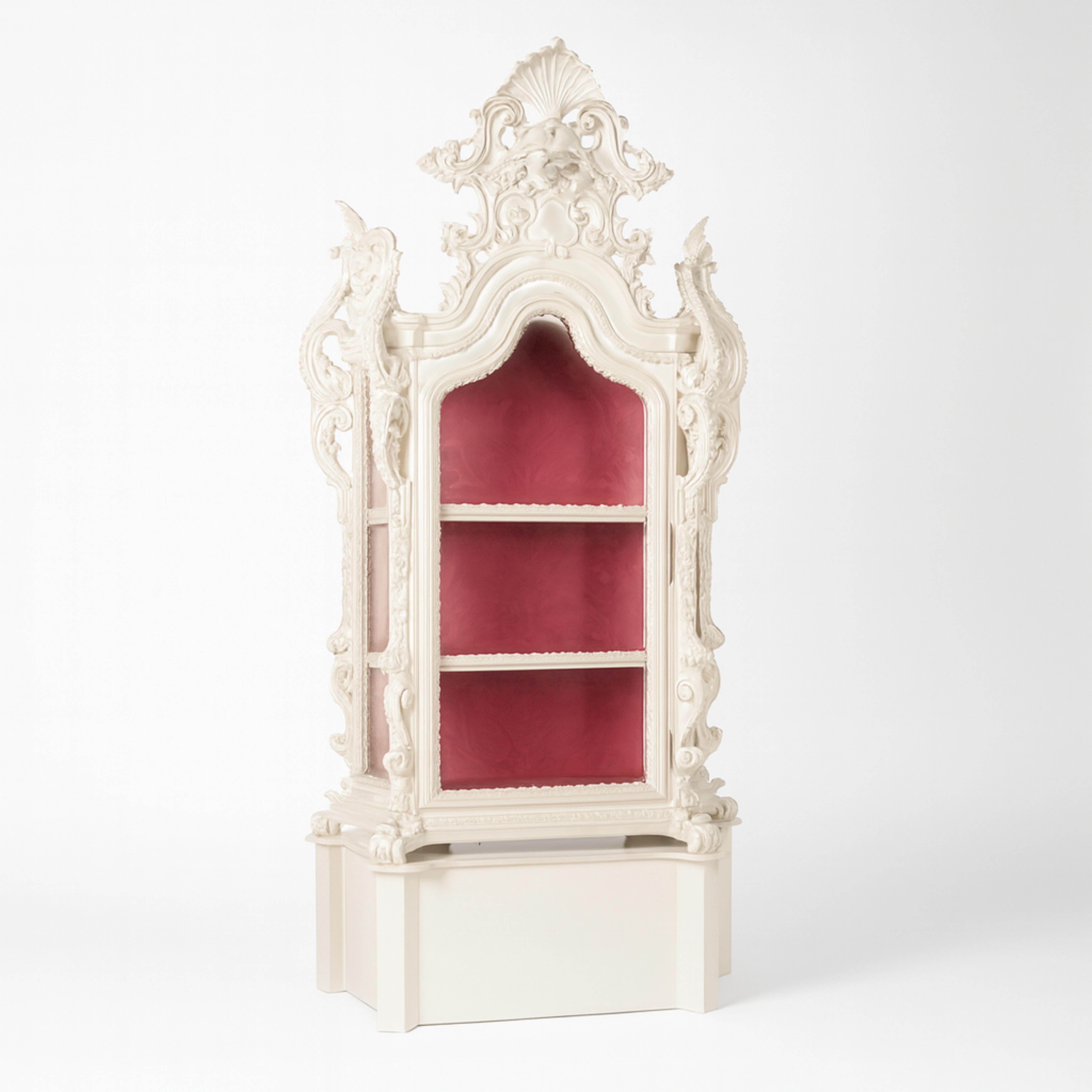 Baroque Style Off White Lacquer Cedar Showcase, 19th Century siglo XIX en venta