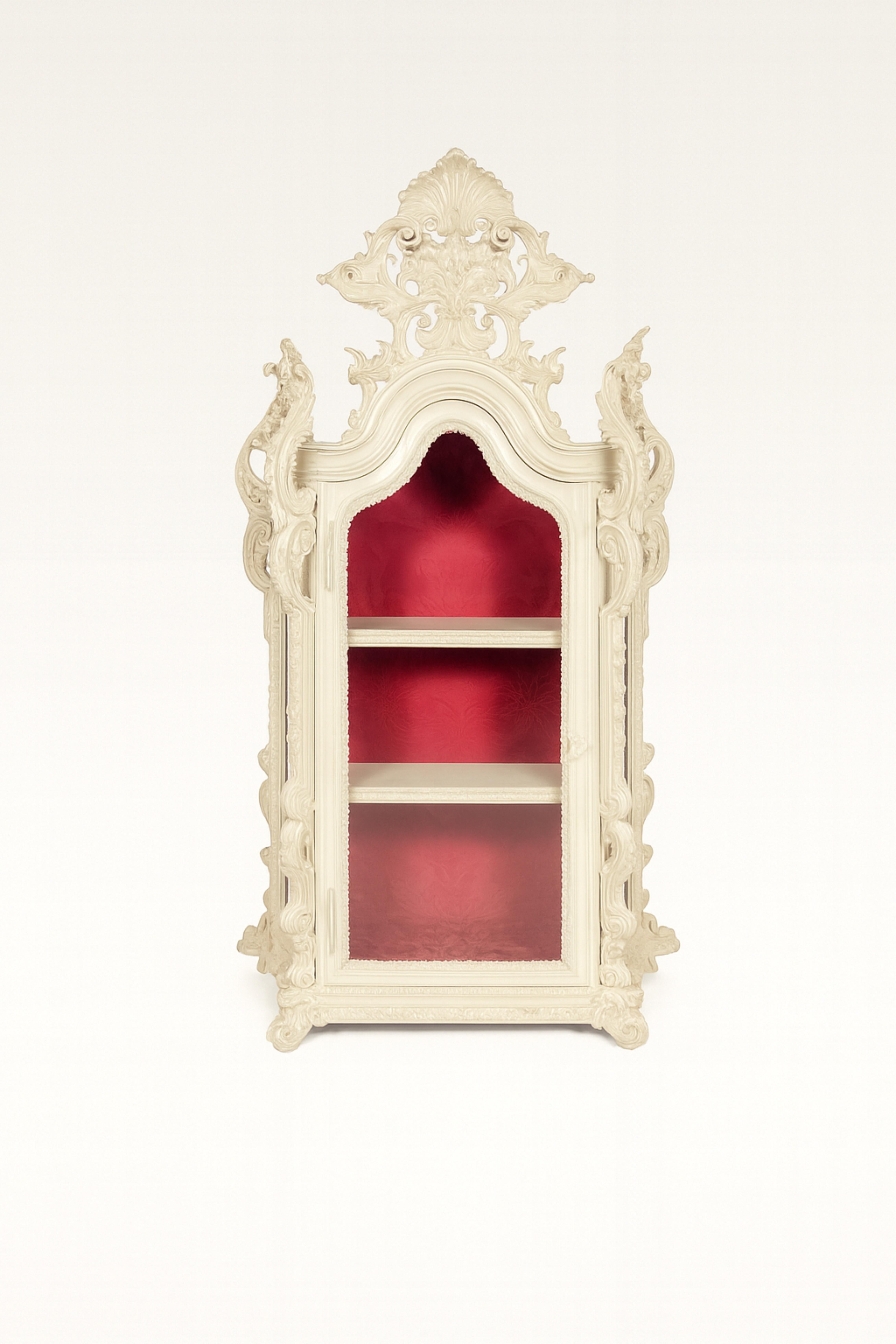 Baroque Style Off White Lacquer Cedar Showcase, 19th Century Latón en venta