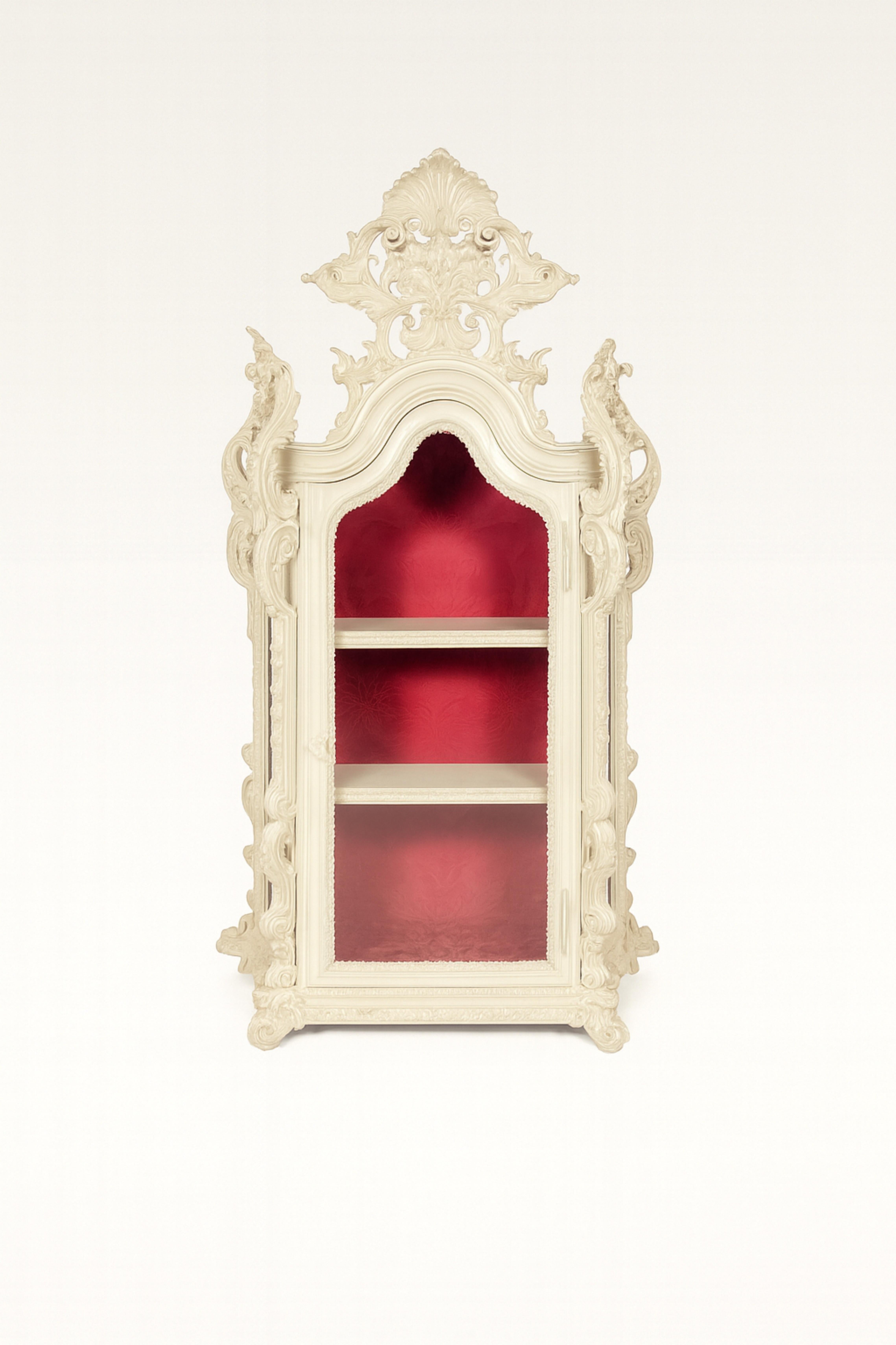 Baroque Style Off White Lacquer Cedar Showcase, 19th Century en venta 1