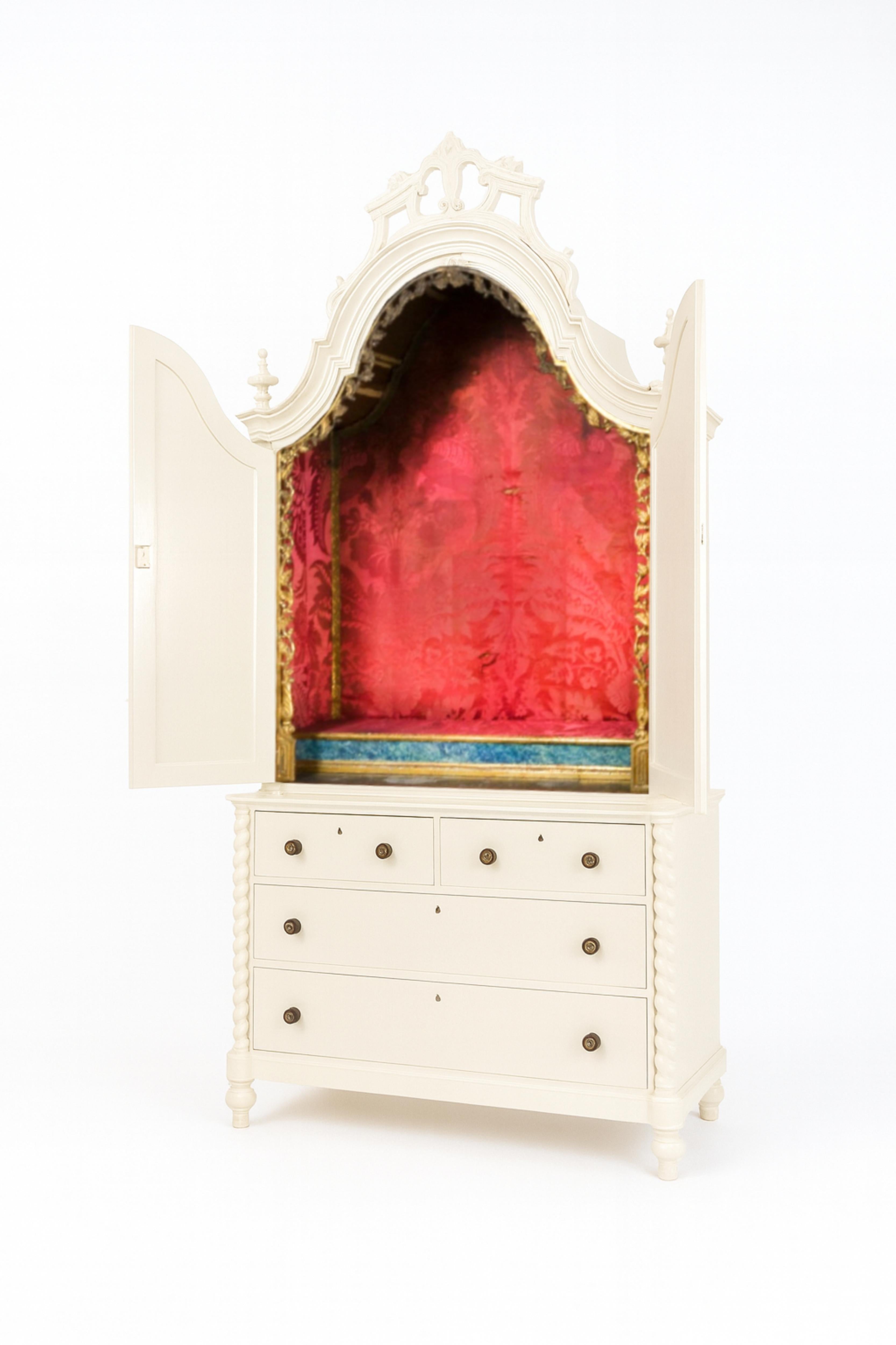Baroque Style Off White Lacquer Chest of Drawers Oratory, 19th Century In Good Condition For Sale In Lisbon, PT