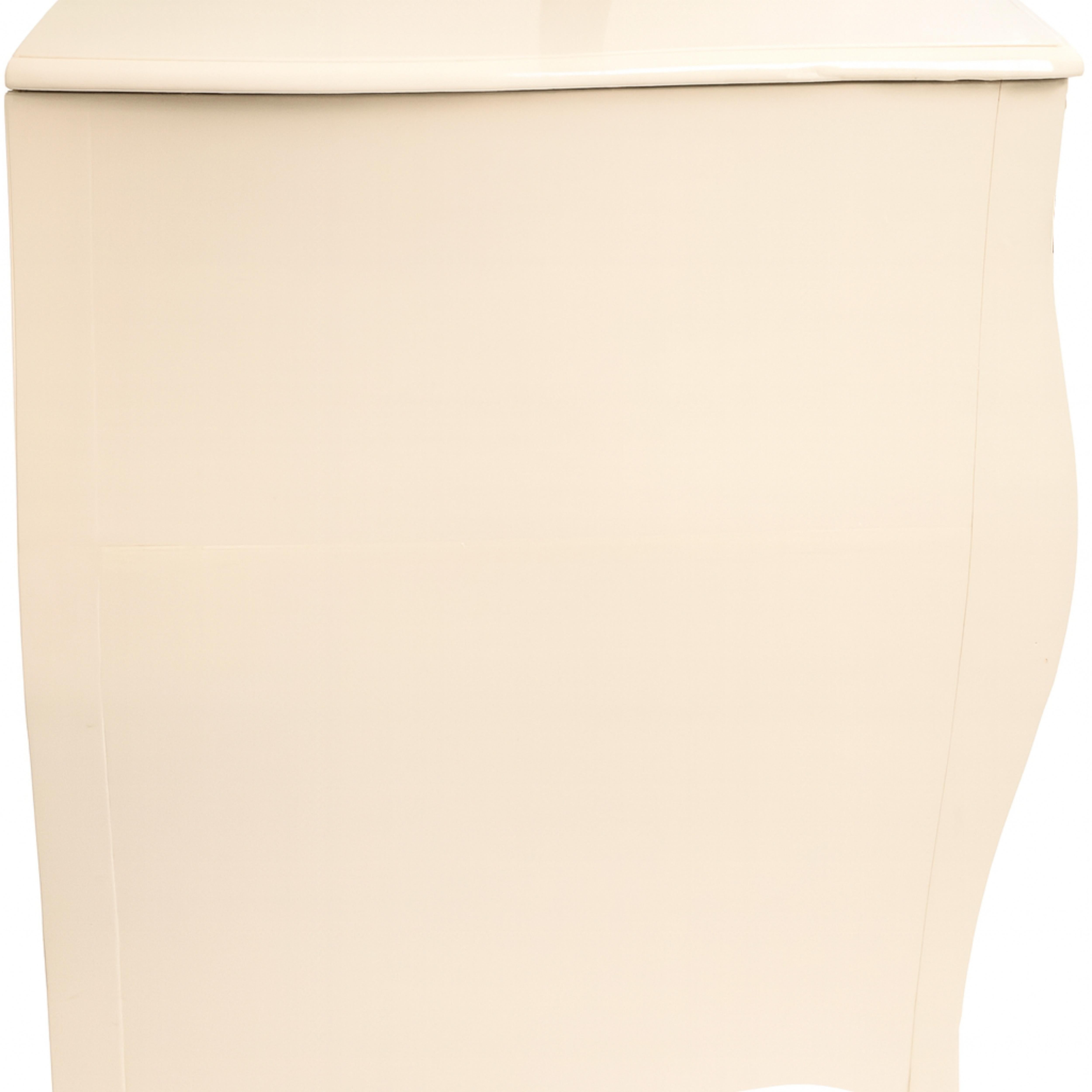 Eine barocke Kommode im späten 19. Jahrhundert, weiß lackiert, mit drei tiefen, großen Schubladen.