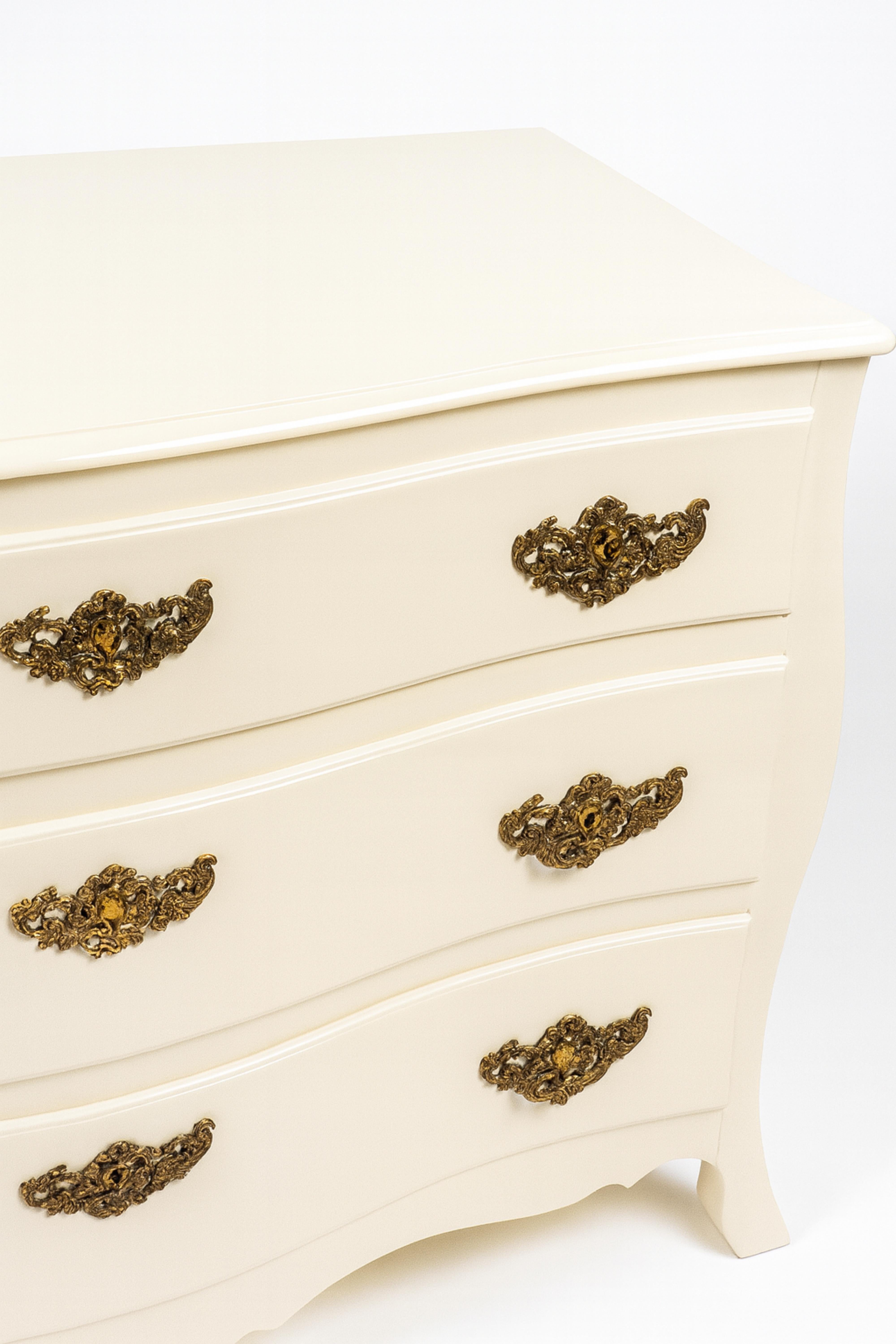 Baroque Style Off White Lacquer Dresser, 19th Century im Zustand „Gut“ im Angebot in Lisbon, PT