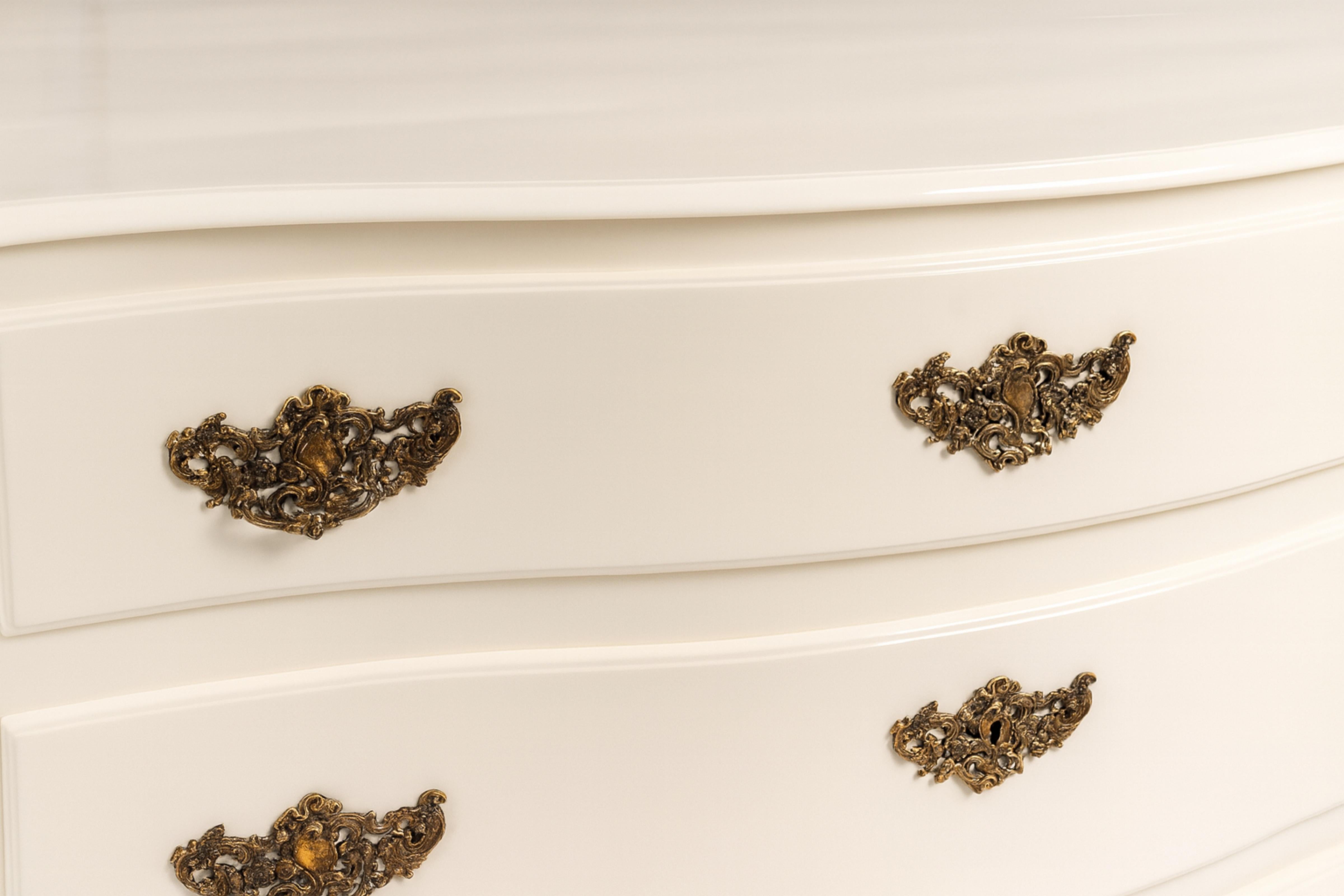 Baroque Style Off White Lacquer Dresser, 19th Century (19. Jahrhundert) im Angebot