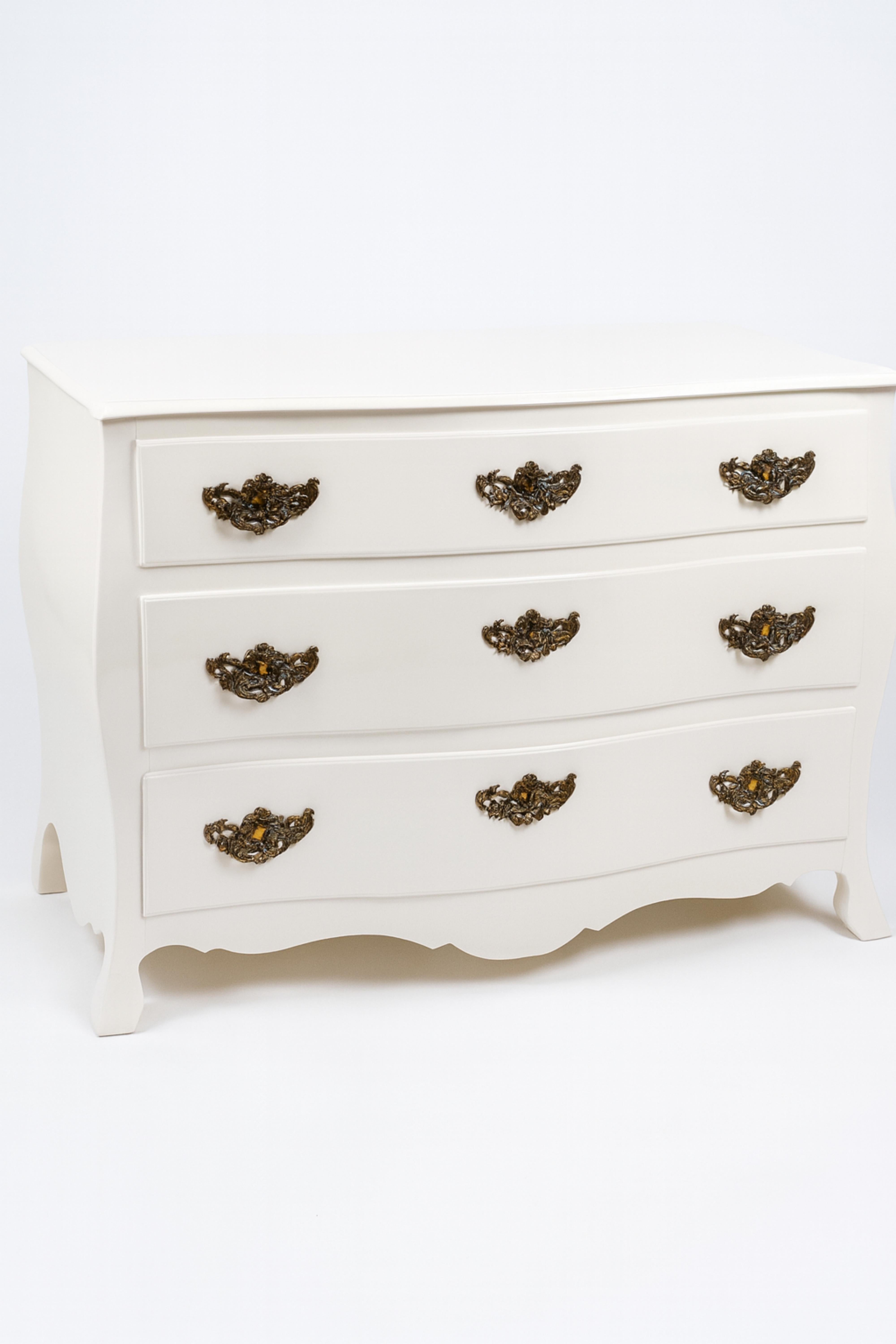 Baroque Style Off White Lacquer Dresser, 19th Century (Messing) im Angebot