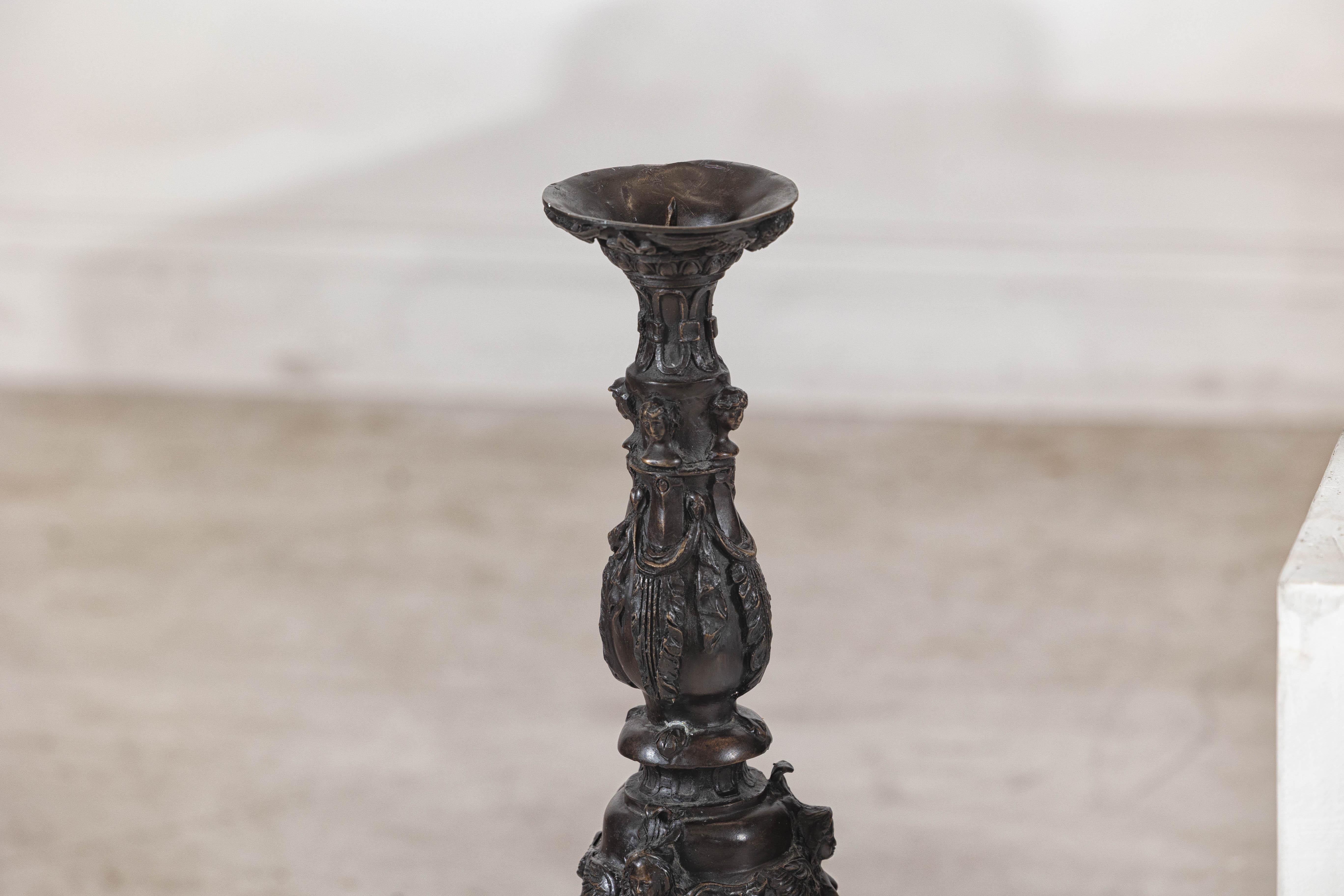Candelieri in metallo ornati in stile barocco con motivi di cherubini, volute e ghirlande in vendita 4