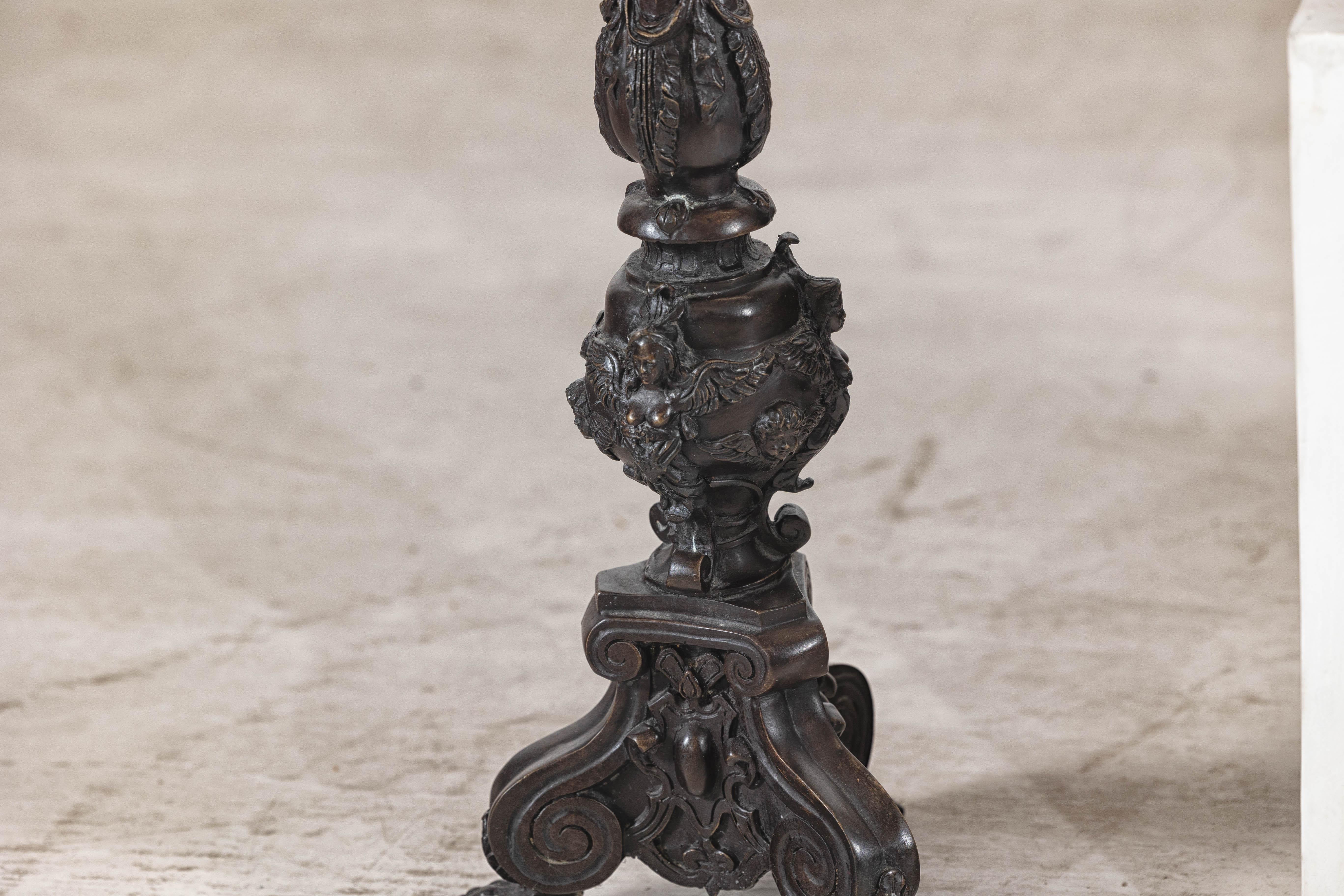 Candelieri in metallo ornati in stile barocco con motivi di cherubini, volute e ghirlande in vendita 6