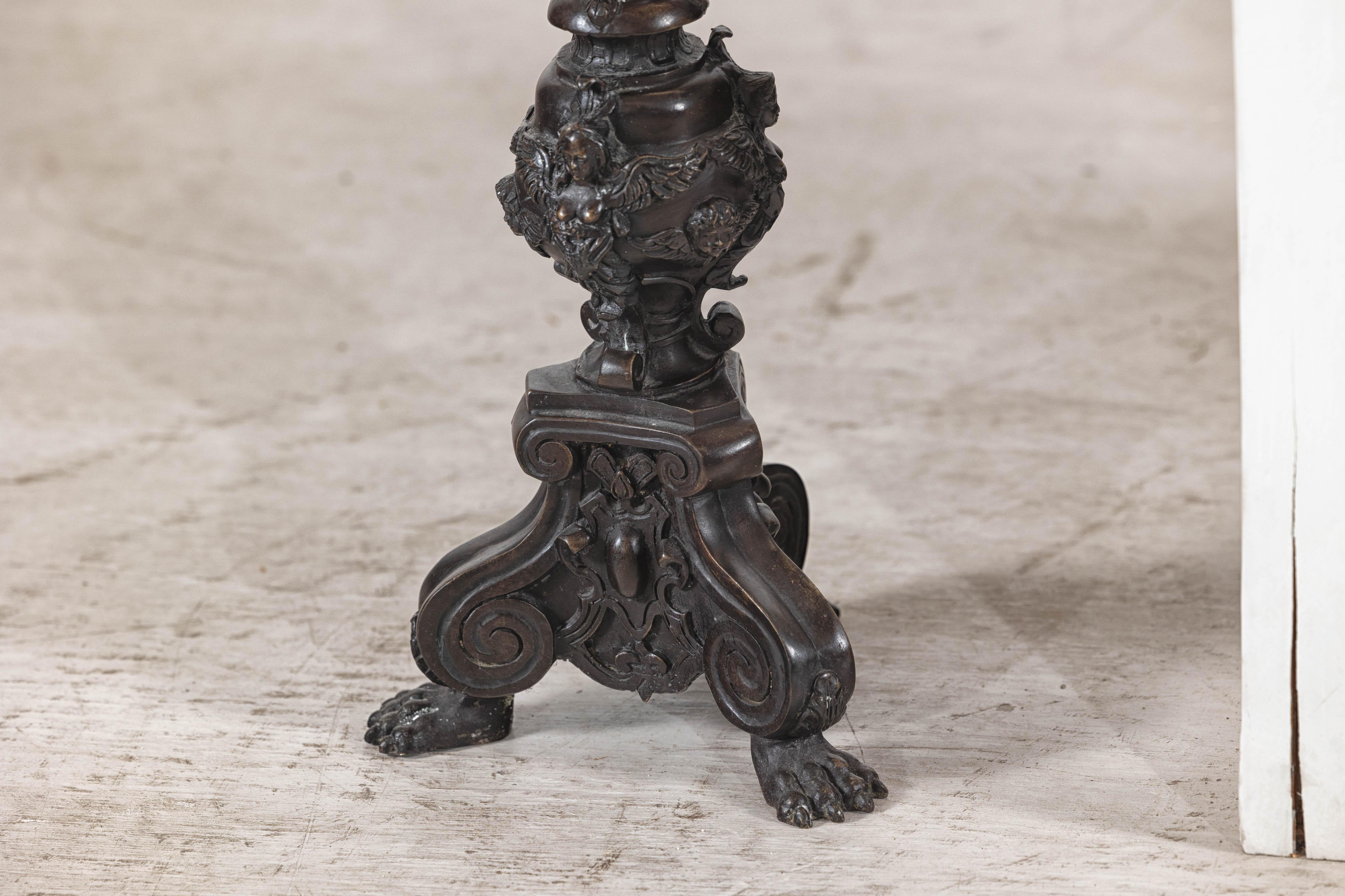 Candelieri in metallo ornati in stile barocco con motivi di cherubini, volute e ghirlande in vendita 7
