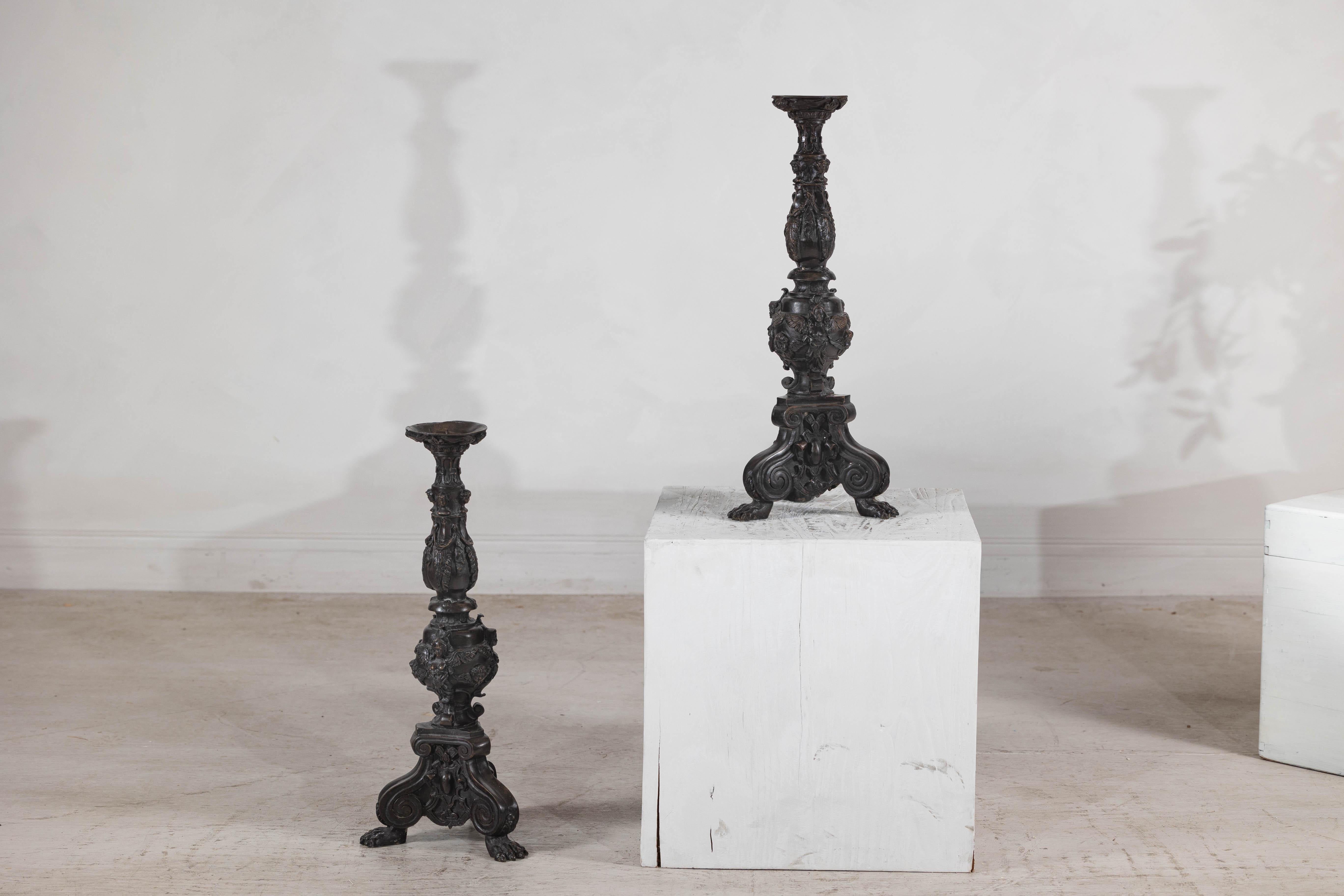 Candelieri in metallo ornati in stile barocco con motivi di cherubini, volute e ghirlande in vendita 12