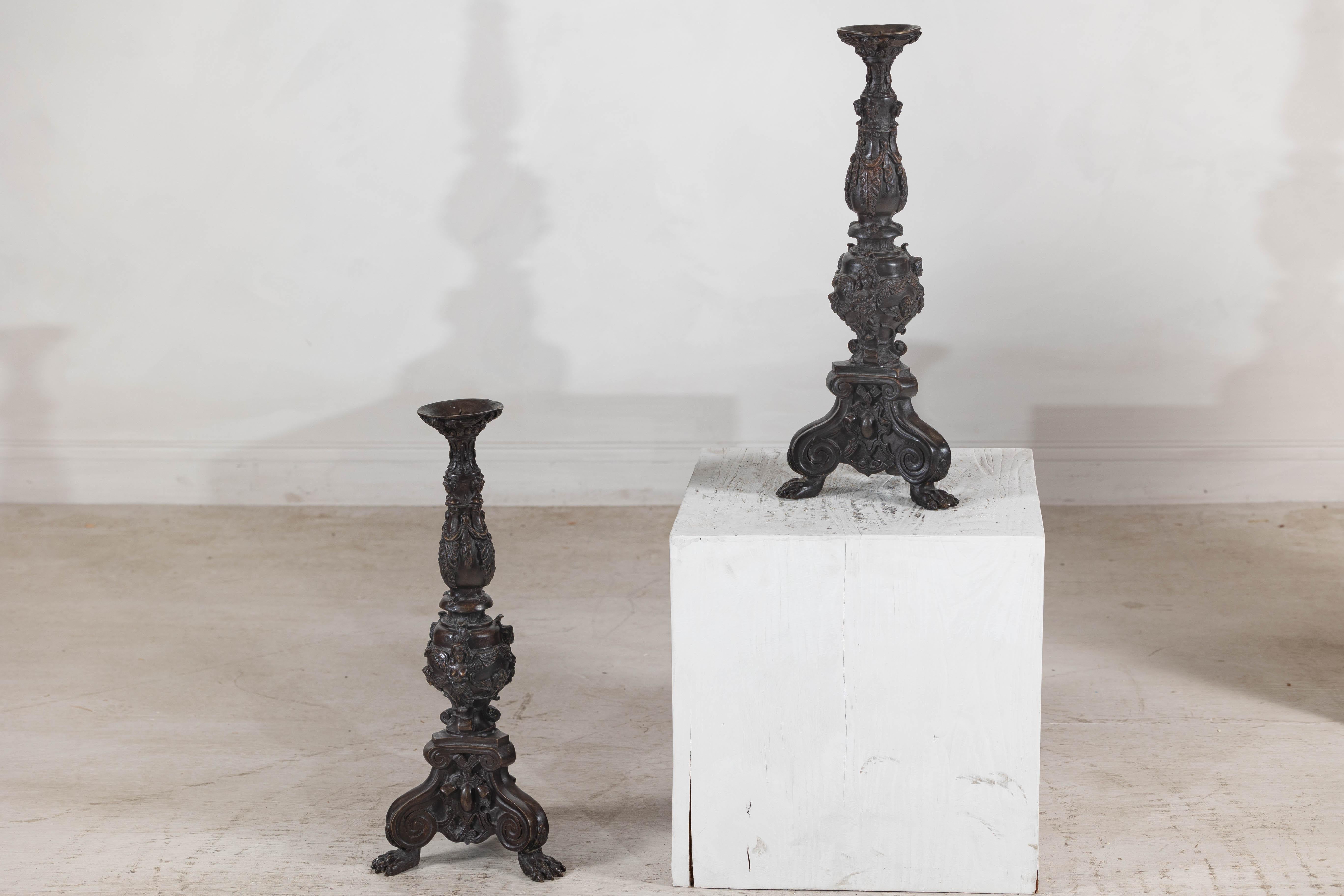 Barocco Candelieri in metallo ornati in stile barocco con motivi di cherubini, volute e ghirlande in vendita