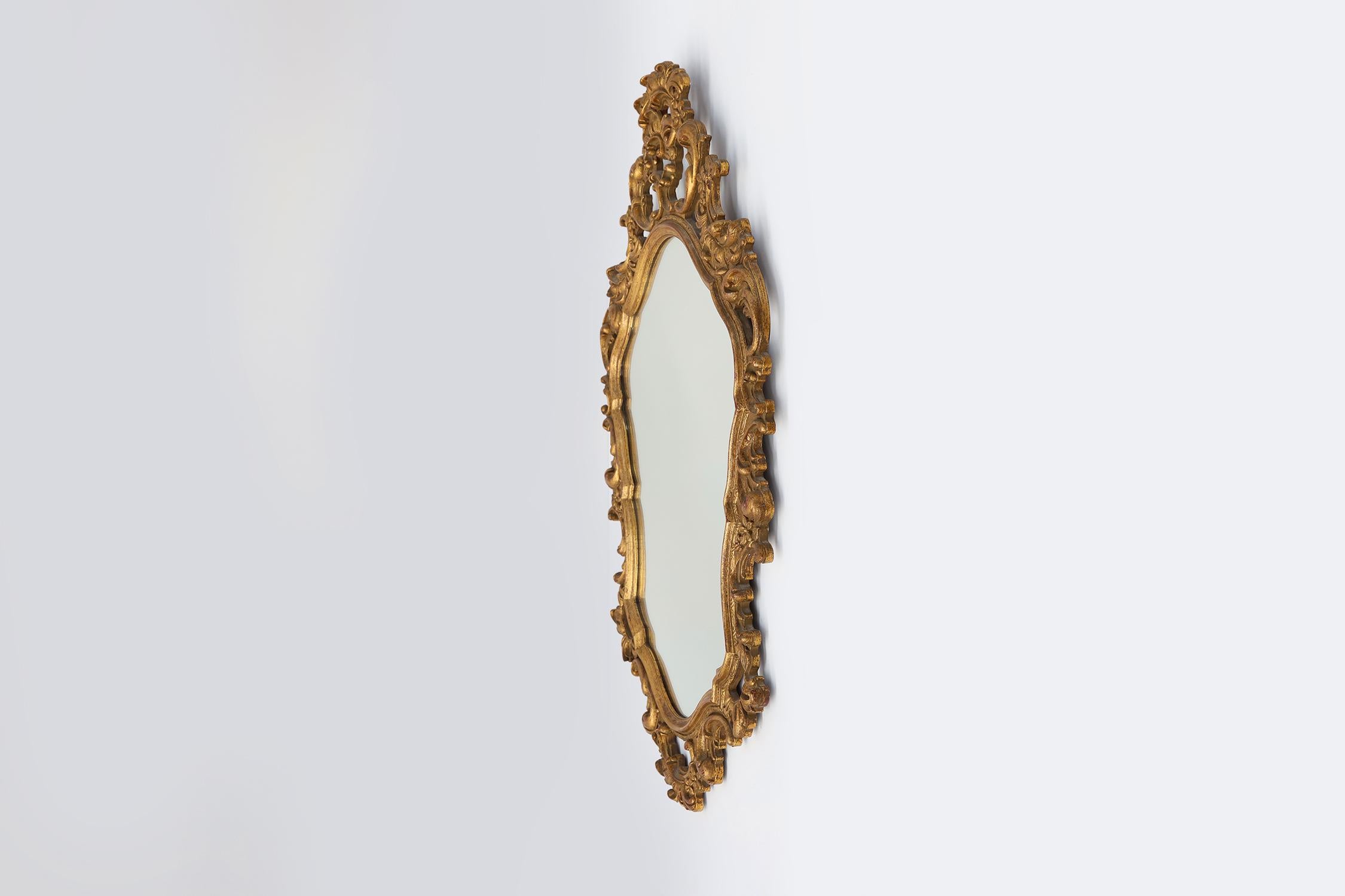 Baroque style oval wall mirror in gilded wood, France In Good Condition For Sale In Meulebeke, BE