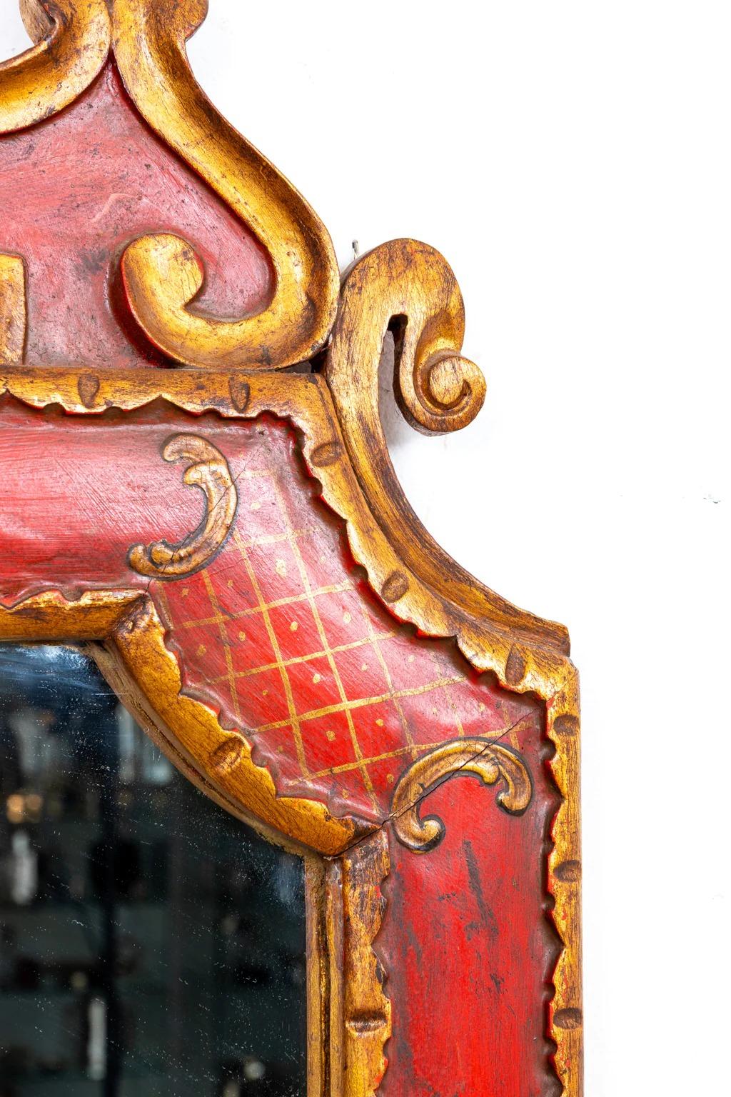 Bois Miroir Chinoiserie de style baroque rouge et doré en vente