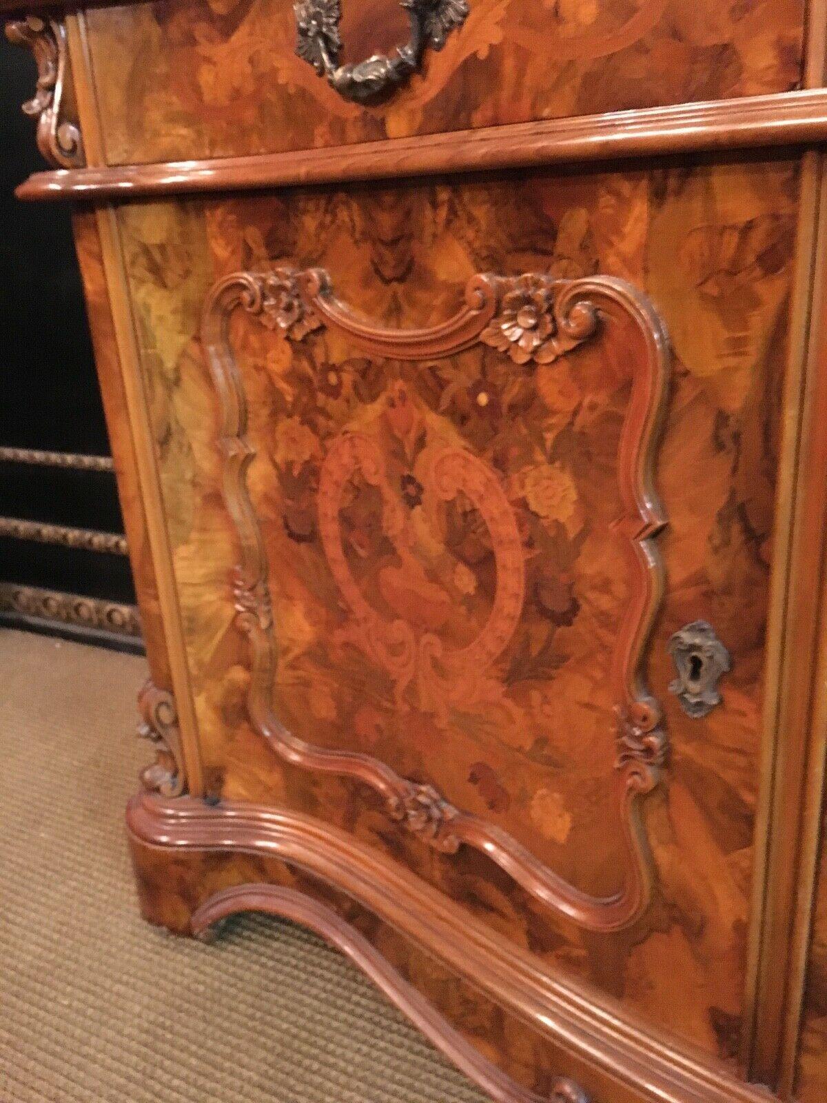 Baroque Style Showcase 3 Sides Glazed with Root Wood Veneer In Good Condition In Berlin, DE