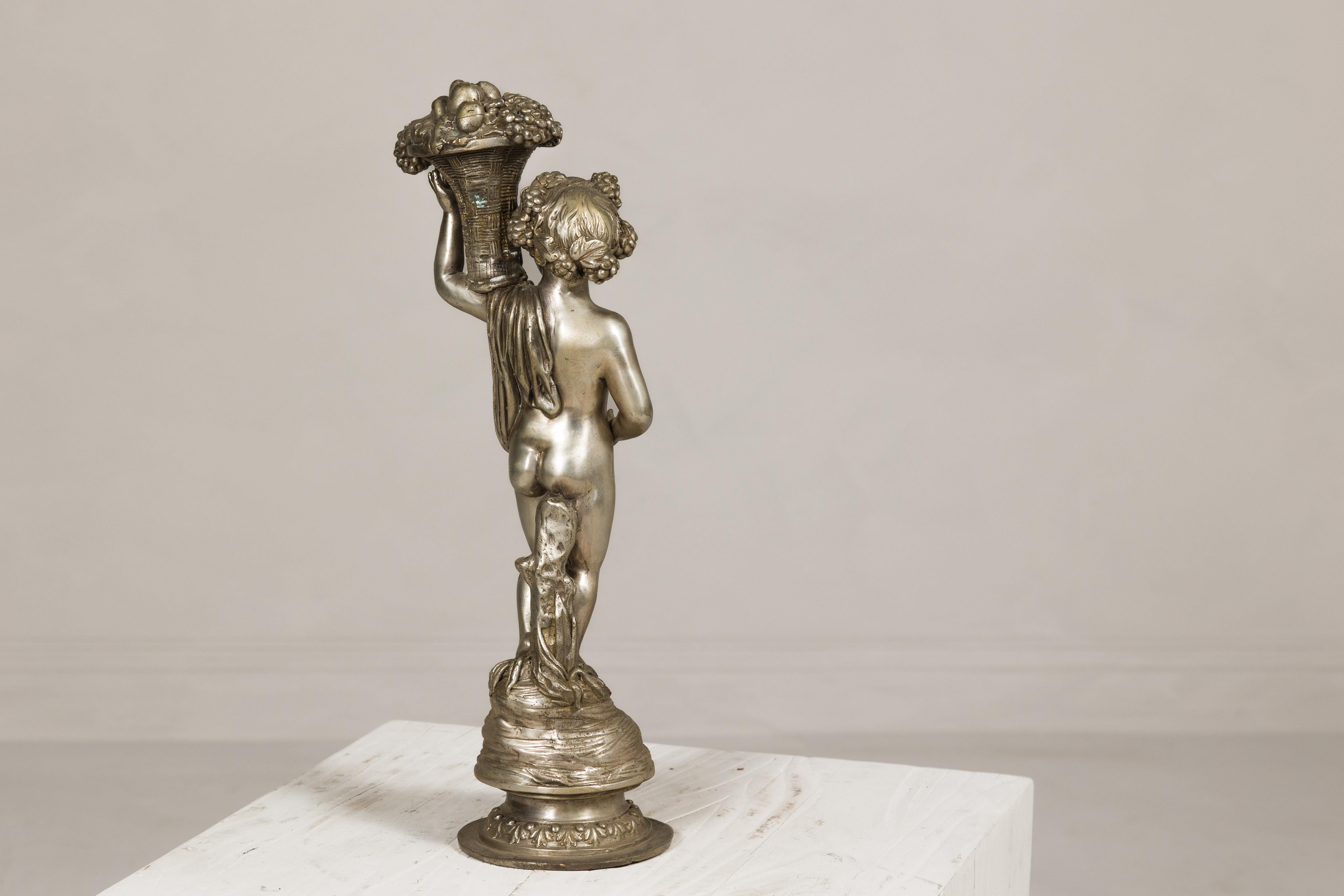 Statuetta in bronzo argentato in stile barocco di un putto che porta un cesto di frutta in vendita 3