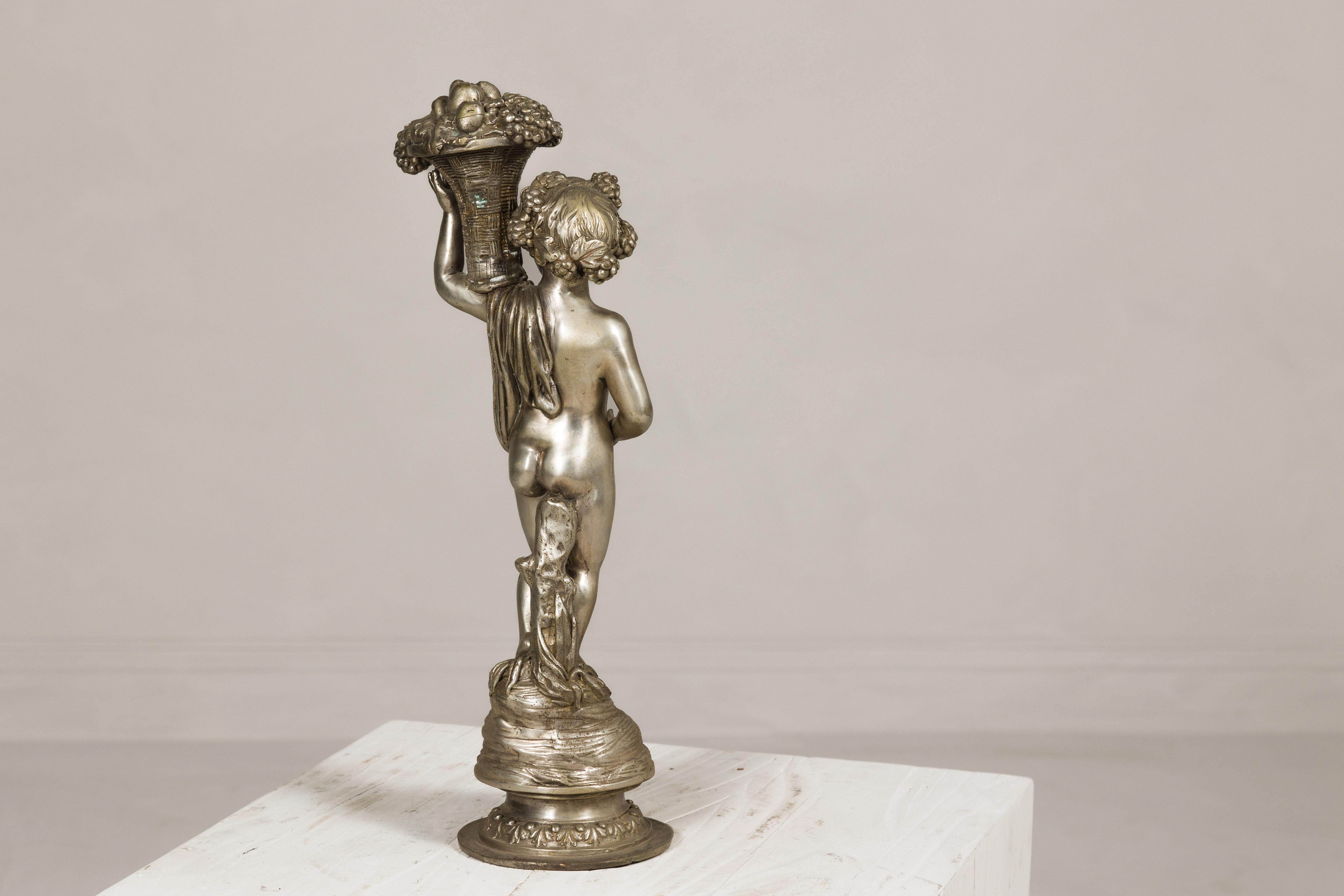 Statuette en bronze argenté de style baroque d'un putto transportant un panier de fruits en vente 4