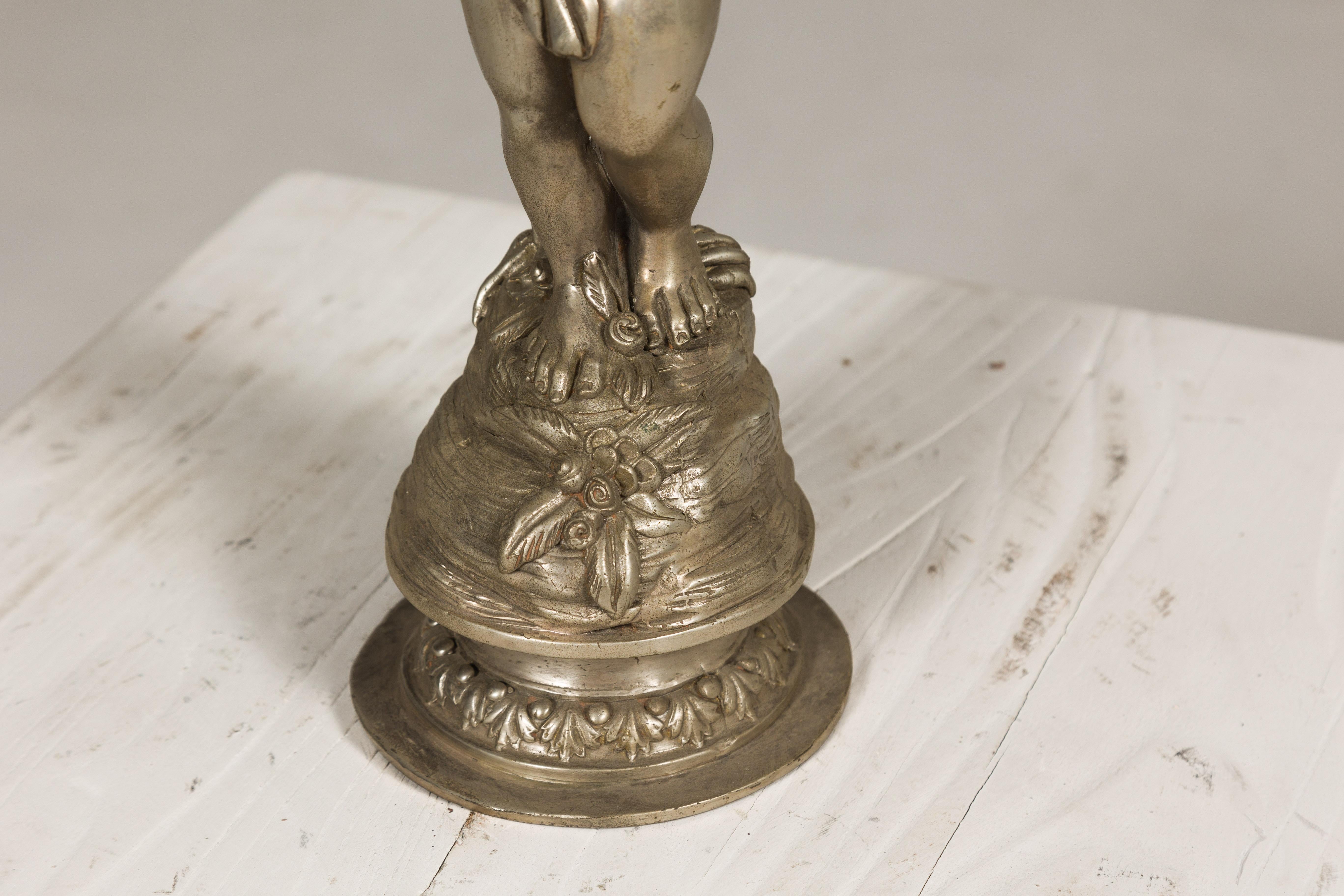 Statuetta in bronzo argentato in stile barocco di un putto che porta un cesto di frutta in vendita 6