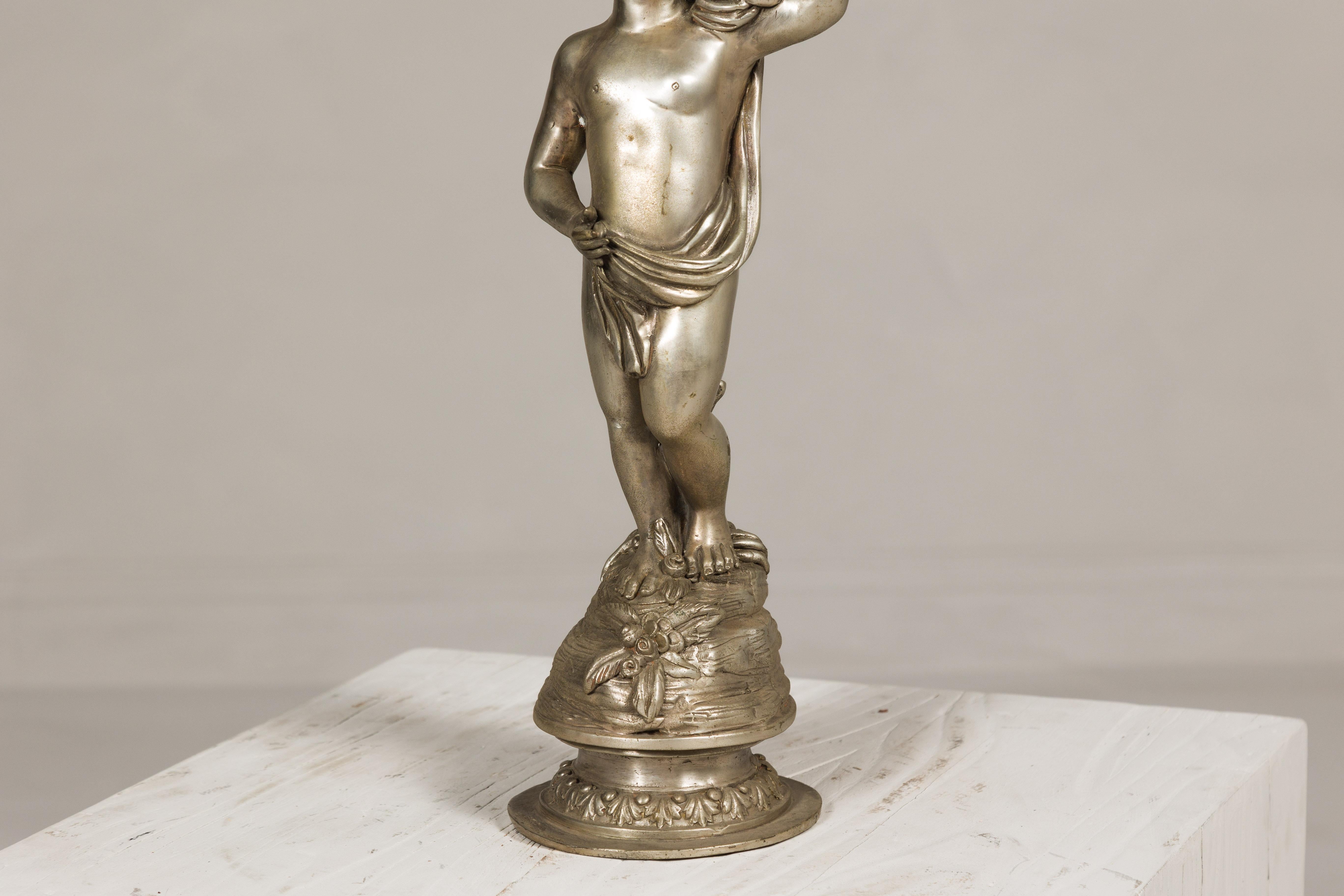 Argentato Statuetta in bronzo argentato in stile barocco di un putto che porta un cesto di frutta in vendita