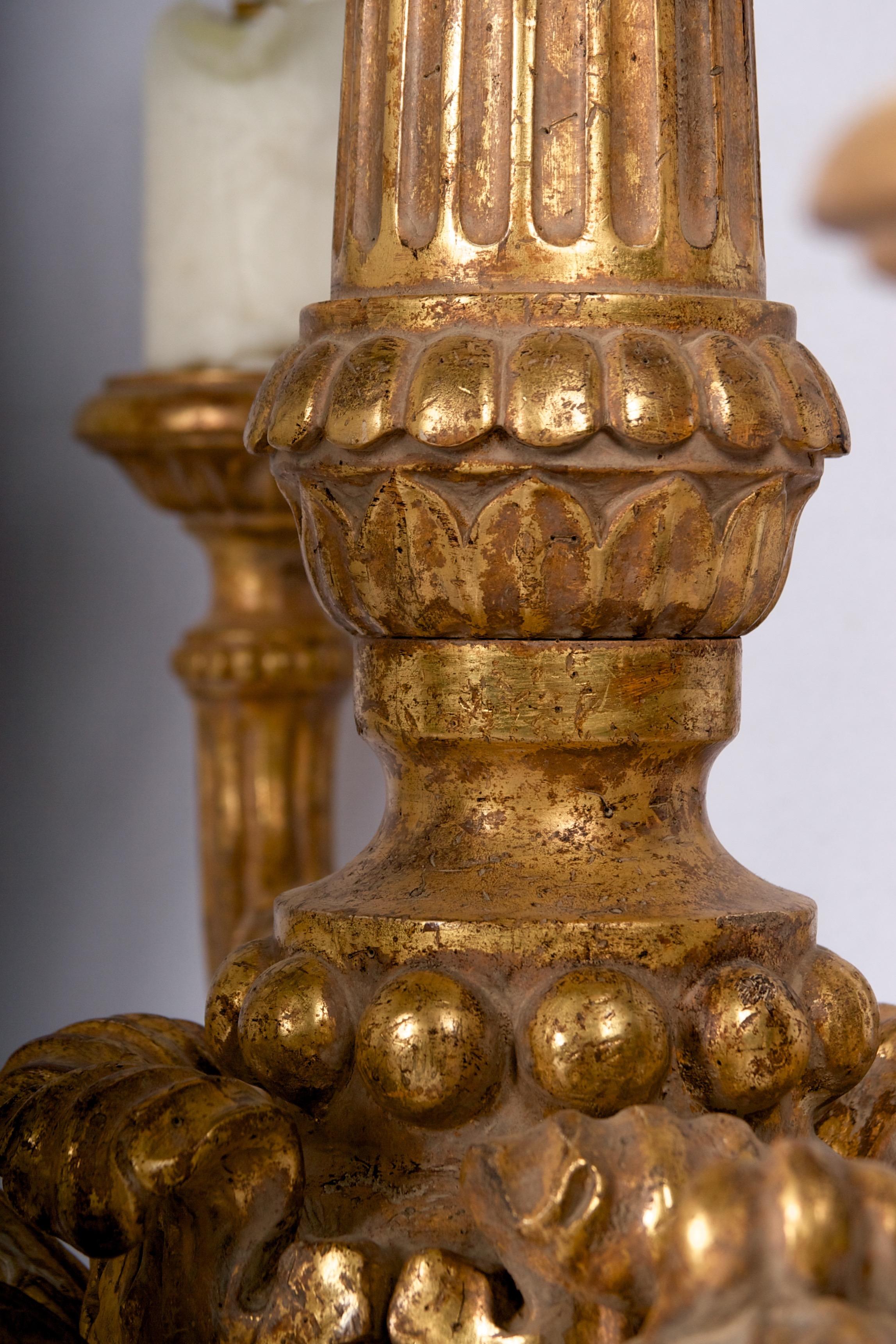 Un très grand lustre sculpté et doré à la main, avec une magnifique cire.
manches de chandelle et forme très équilibrée.