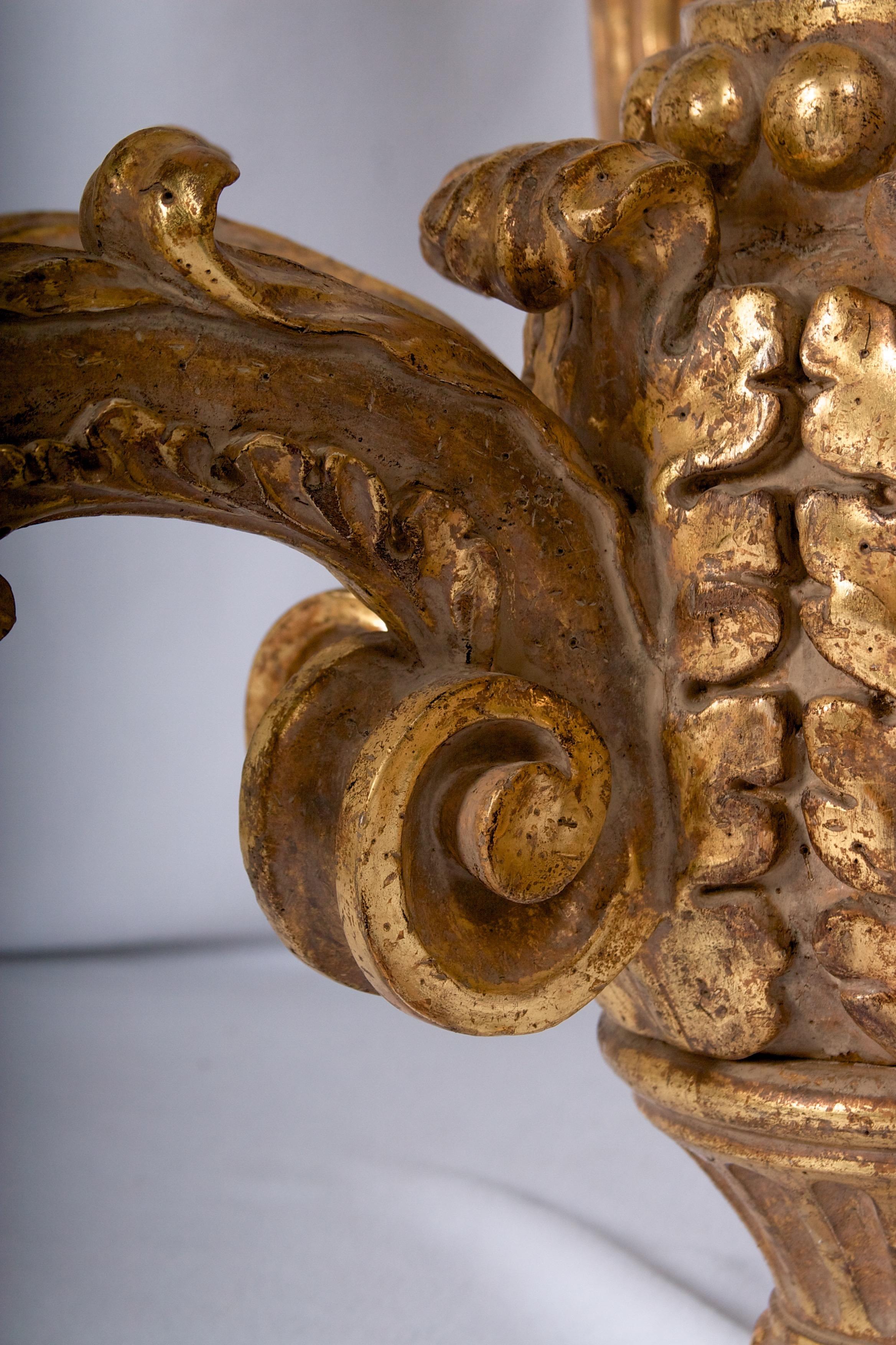 Américain Lustre de style baroque à six lumières sculpté et doré à la main en vente
