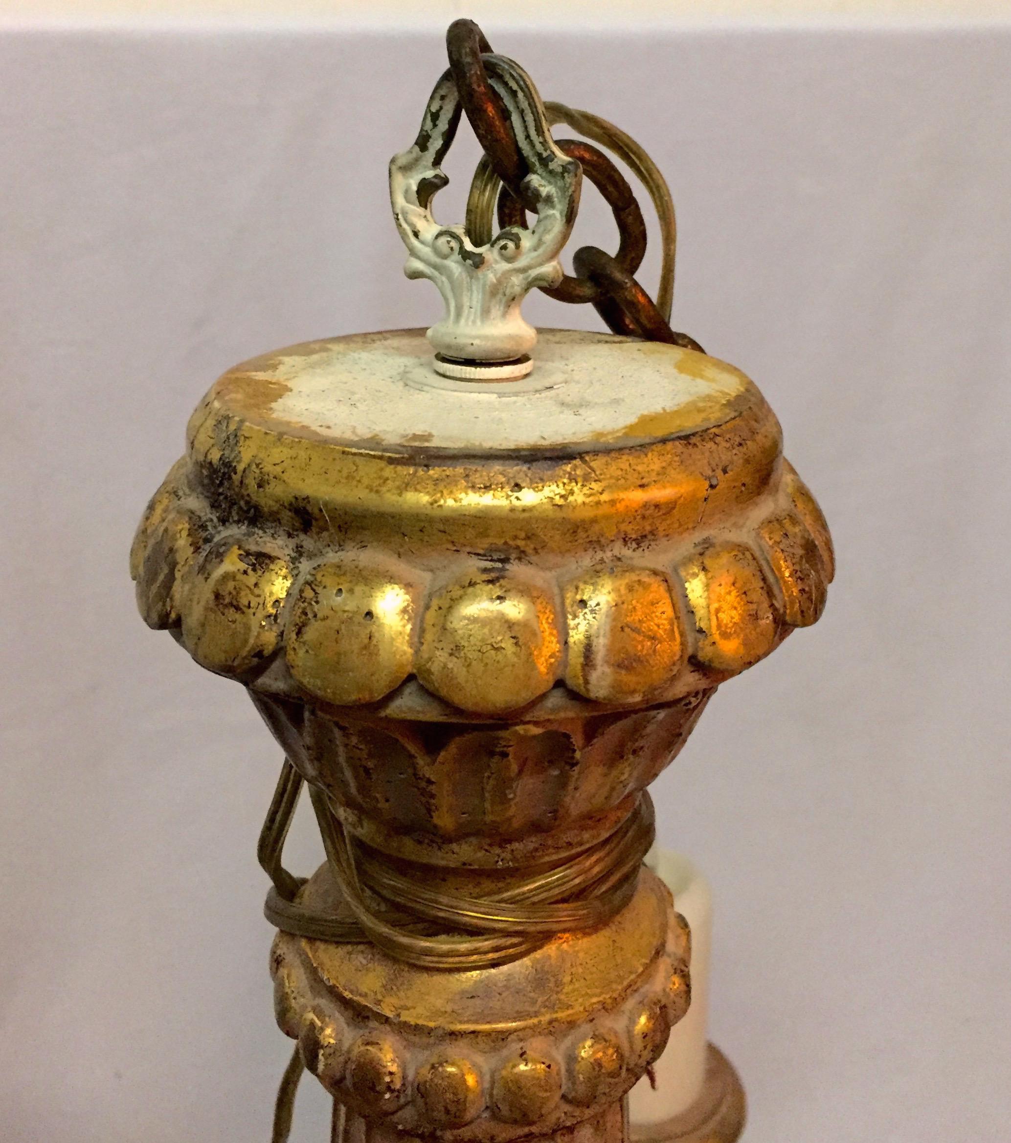 20ième siècle Lustre de style baroque à six lumières sculpté et doré à la main en vente
