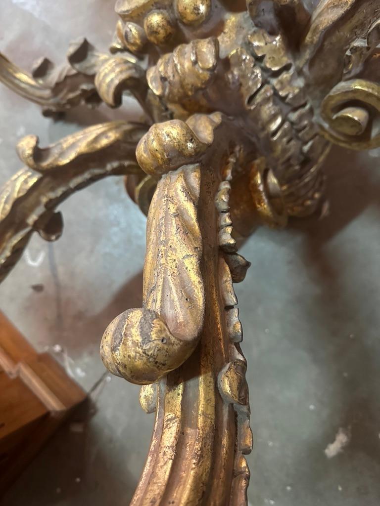 Feuille d'or Lustre de style baroque à six lumières sculpté et doré à la main en vente