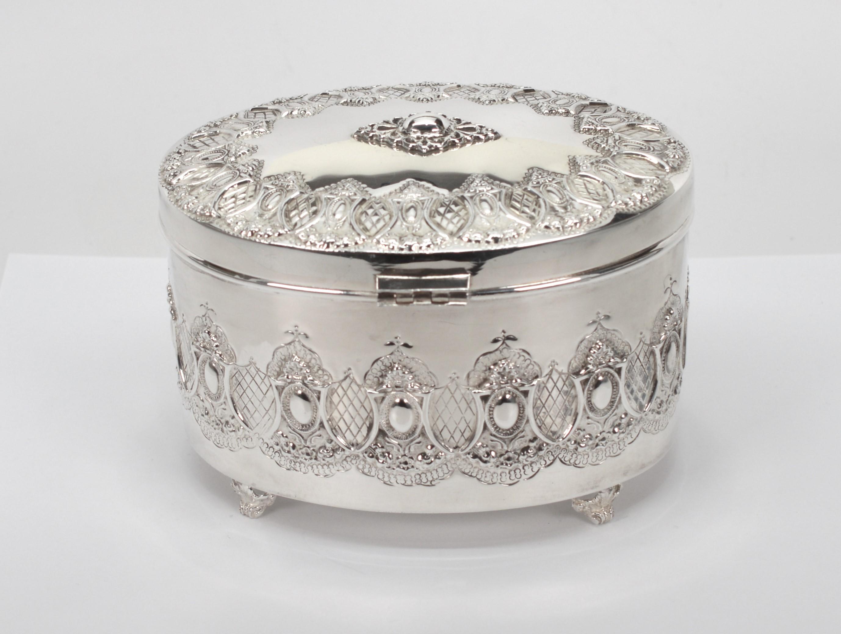 Baroque Style Sterling Silver Oval Repousse Jewelry Trinket Box For Sale 2