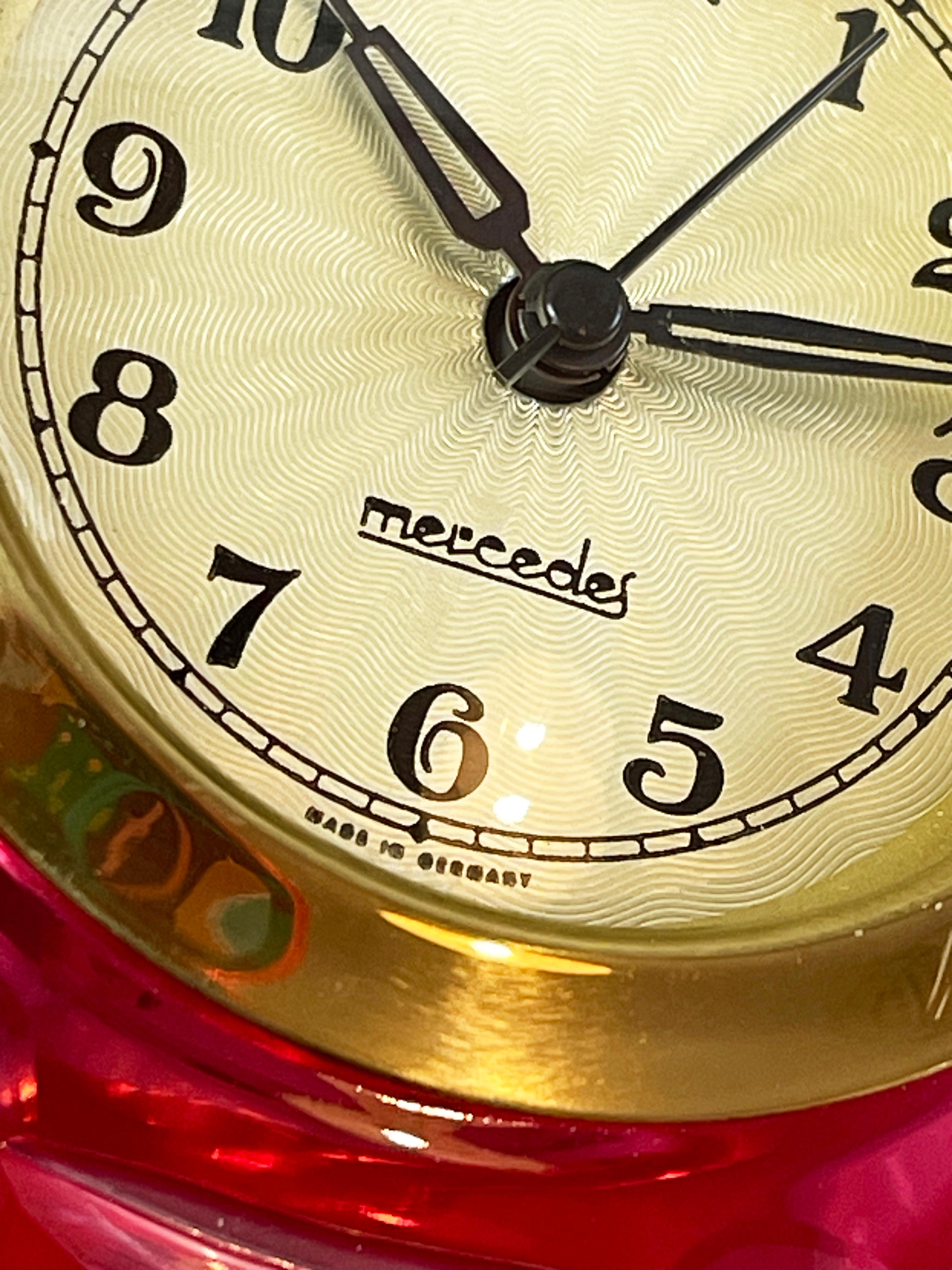 XX secolo Orologio da tavolo in stile barocco di Mercedes, vetro rosa tagliato a misura di cristallo, Germania