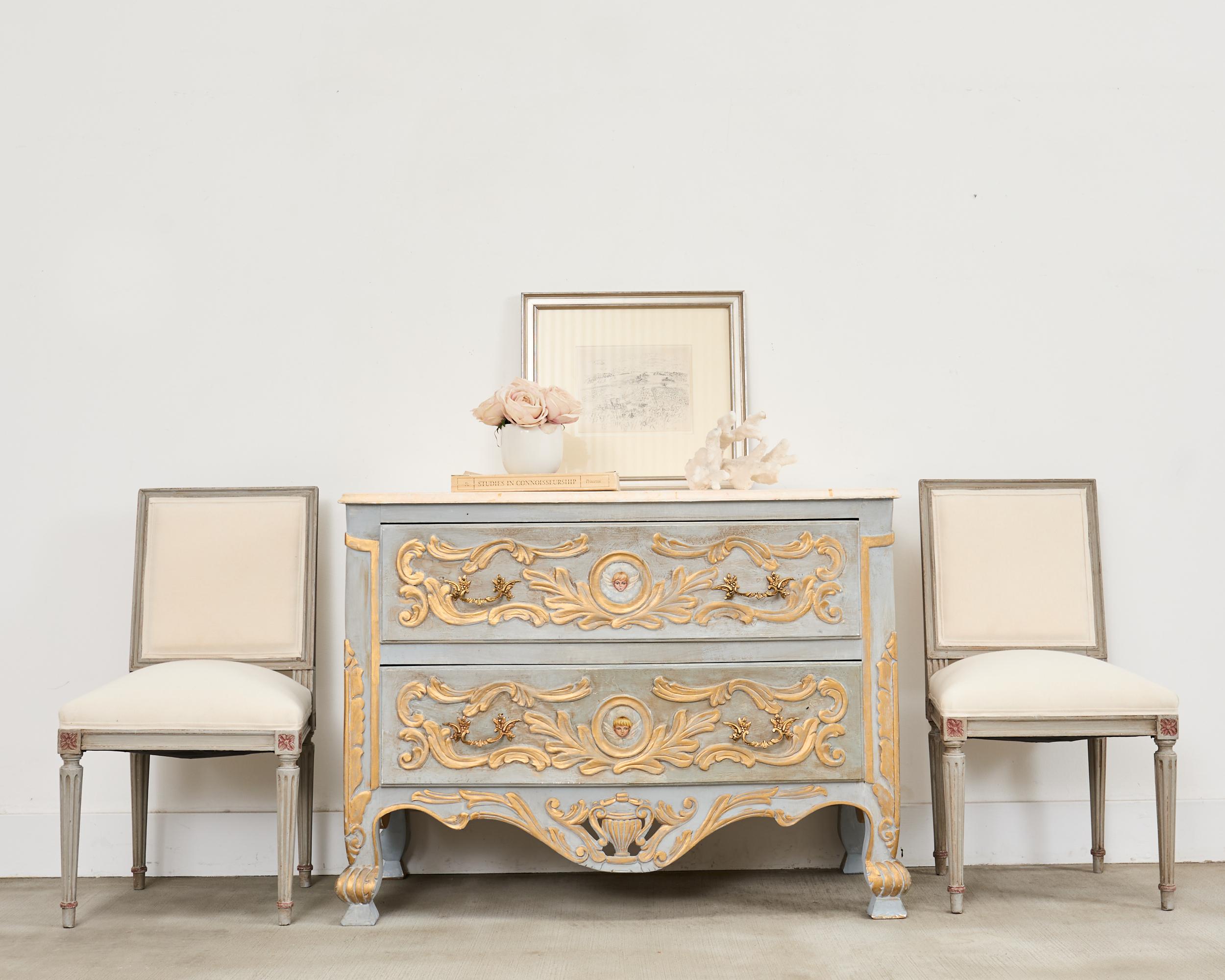 Splendida cassettiera italiana con finiture intagliate in legno dorato in stile barocco e rilievi in cammeo dipinti a Venezia. La grande cassa è di squisita fattura con ornamenti teatrali dipinti a mano. La cassa è sormontata da un piano in finto