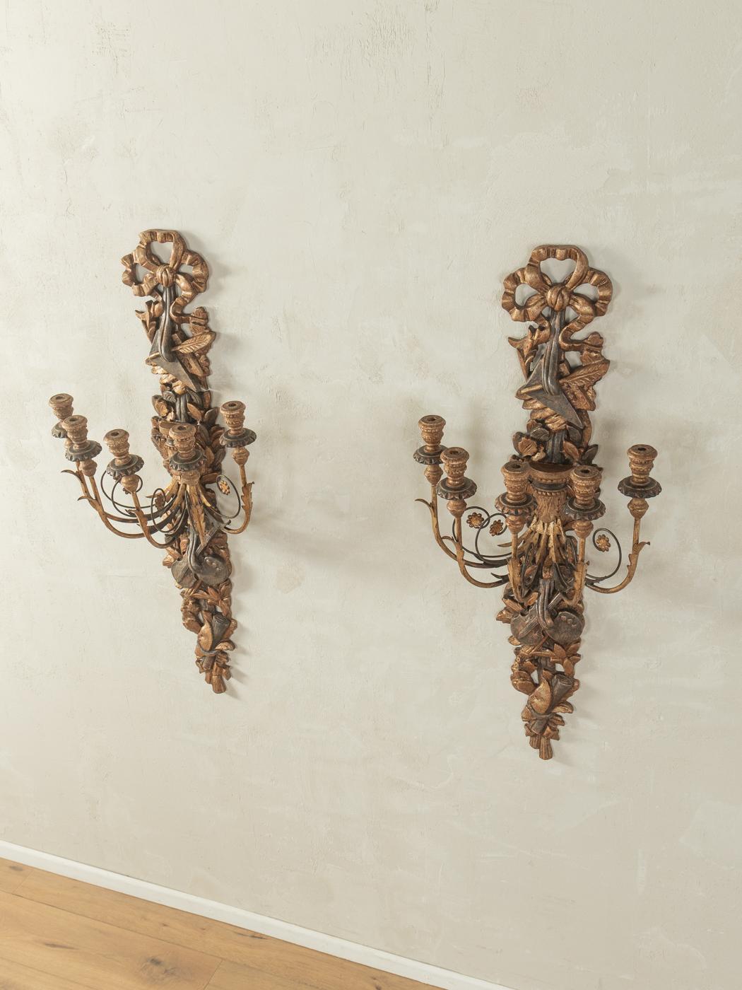 Opulenter Wandhalter im Barockstil aus den 1960er Jahren. Hochwertiger Holzsockel mit Platz für jeweils fünf Kerzen pro Halter. Handgefertigt in Österreich. Das Angebot umfasst zwei Kerzenhalter.

Qualitätsmerkmale:
sehr gute