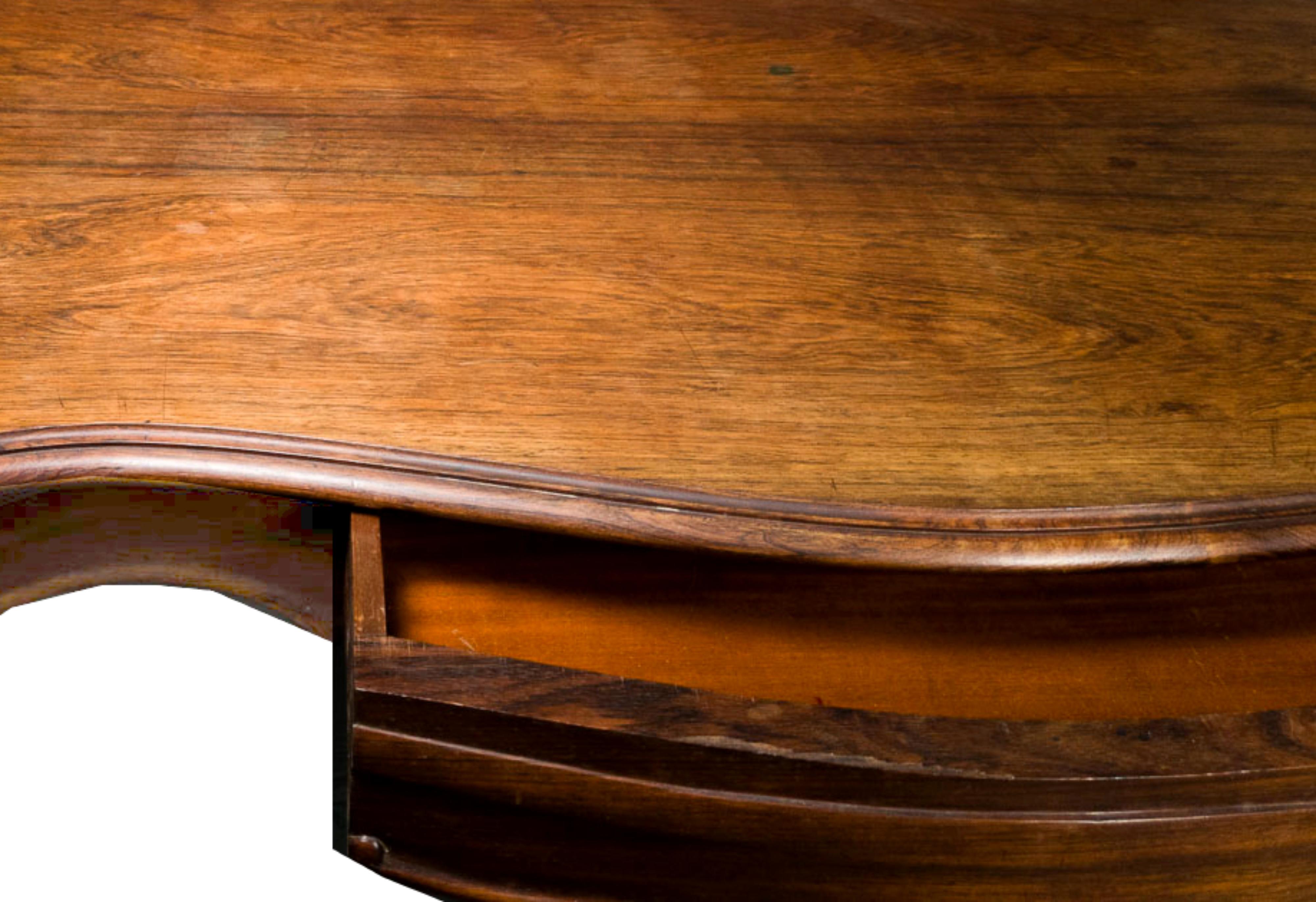 Legno Scrivania in noce in stile barocco, XIX secolo in vendita