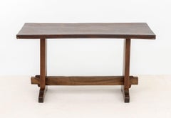 Mesa con caballetes de nogal de estilo barroco, siglo XIX