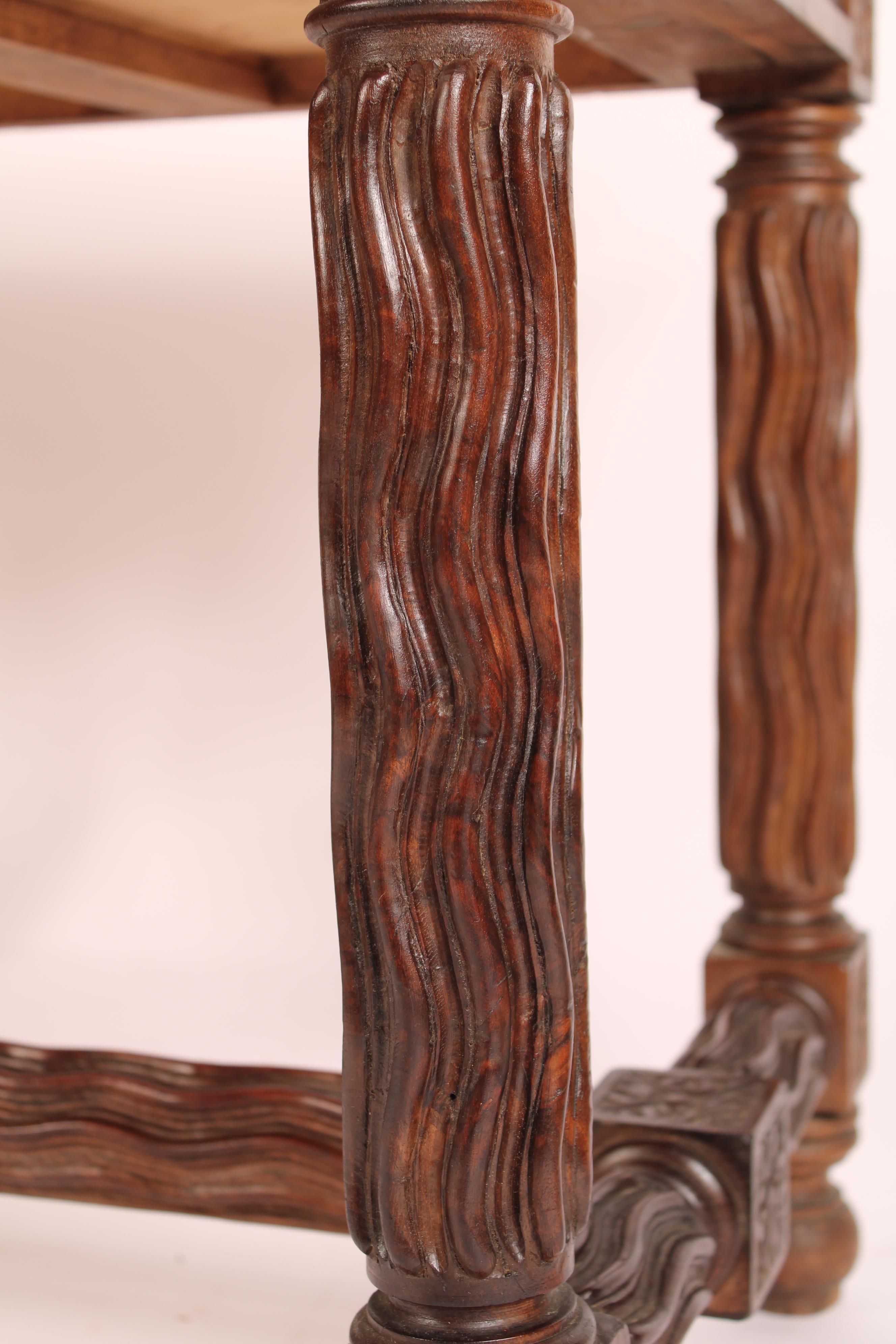 Barockstil Nussbaum-Schreibtisch im Angebot 4