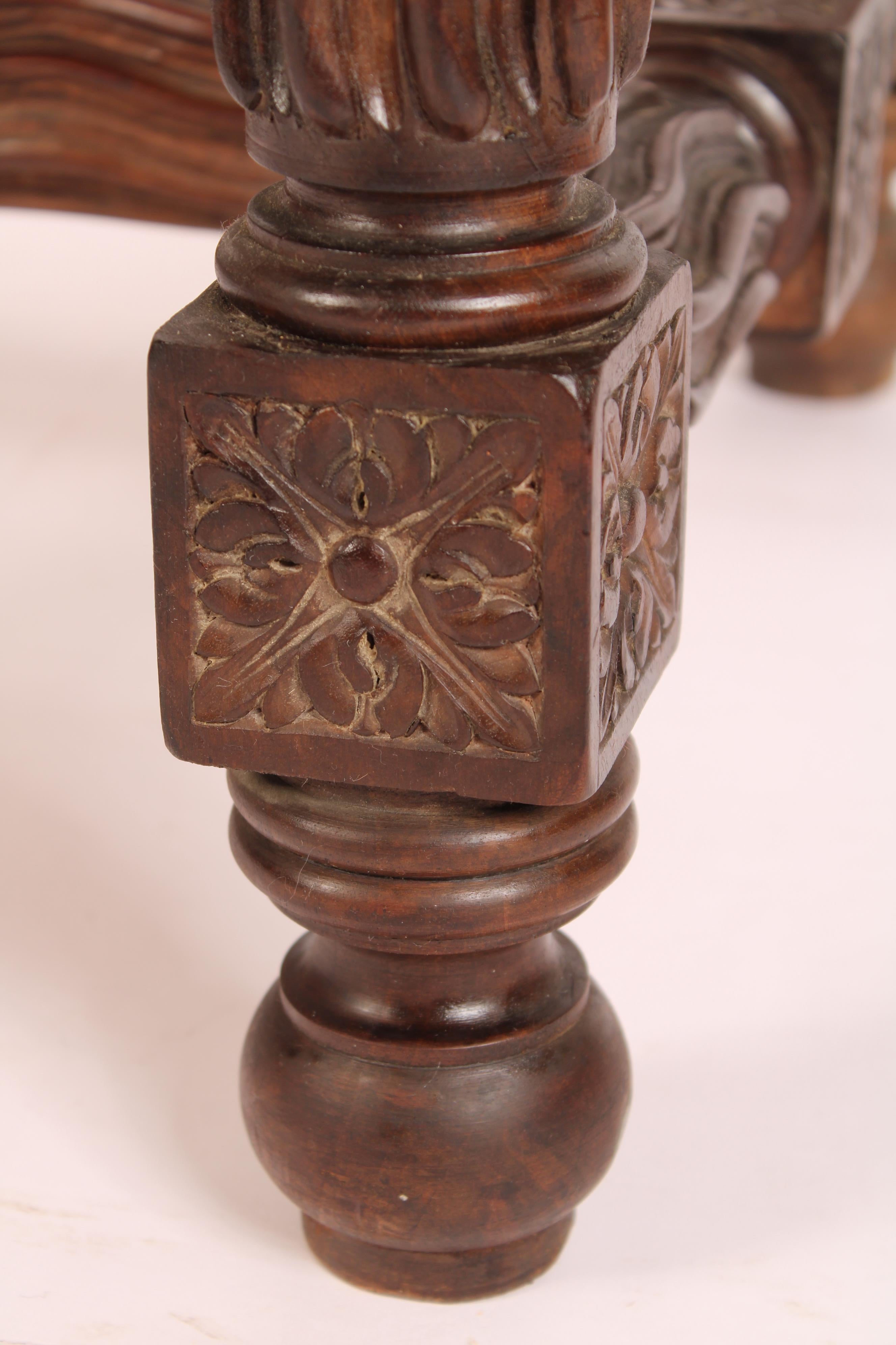 Barockstil Nussbaum-Schreibtisch im Angebot 5