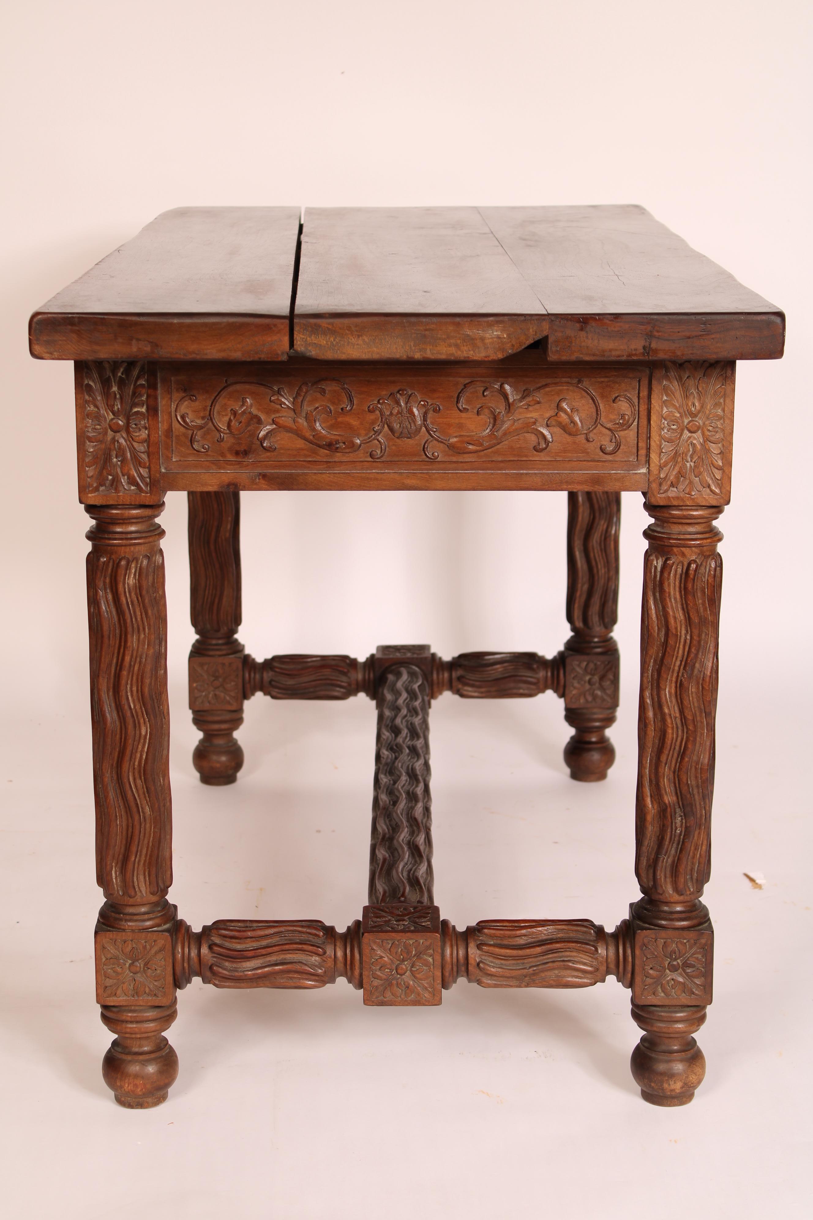 Barockstil Nussbaum-Schreibtisch im Zustand „Gut“ im Angebot in Laguna Beach, CA