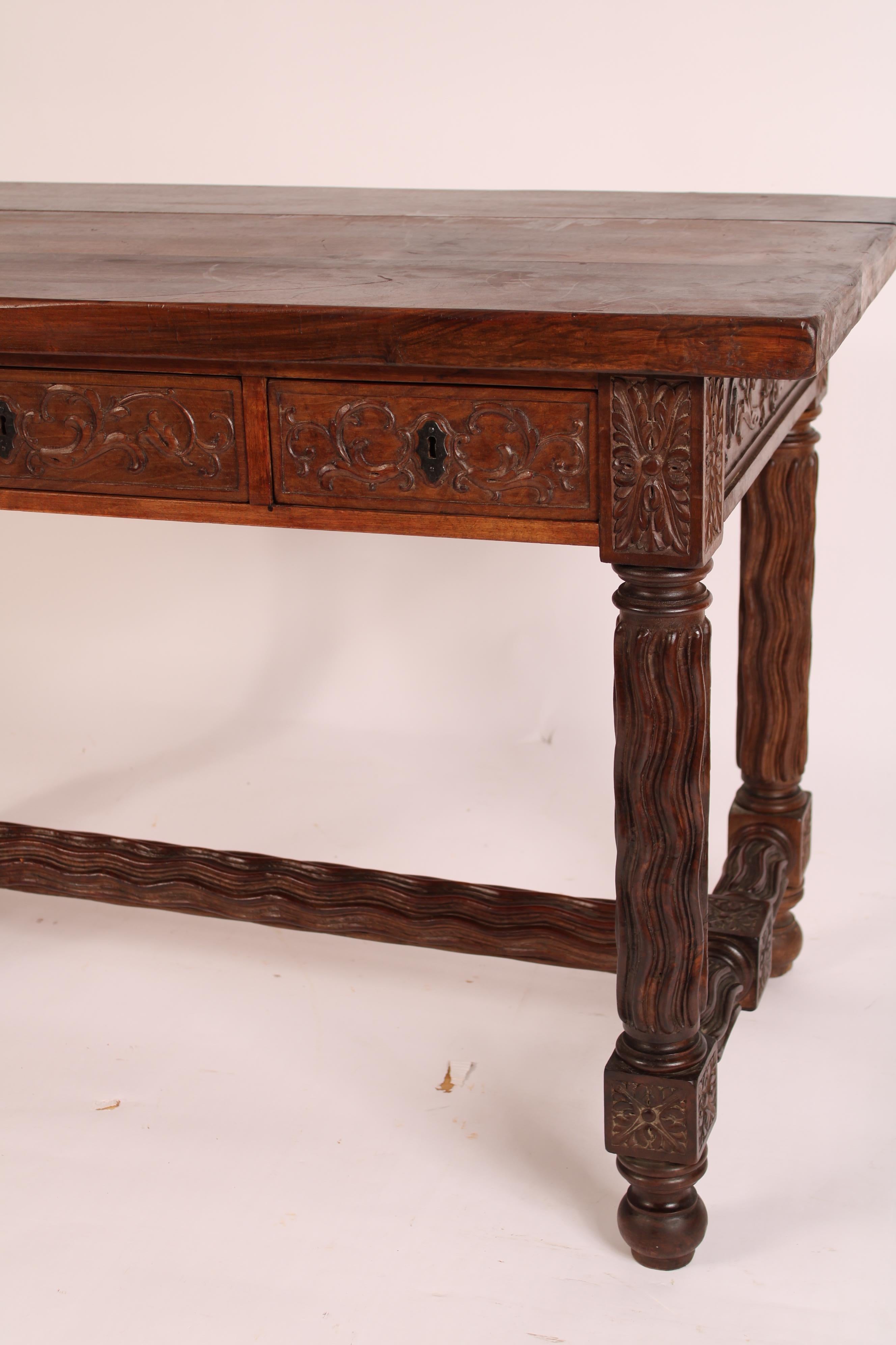 Barockstil Nussbaum-Schreibtisch im Angebot 1
