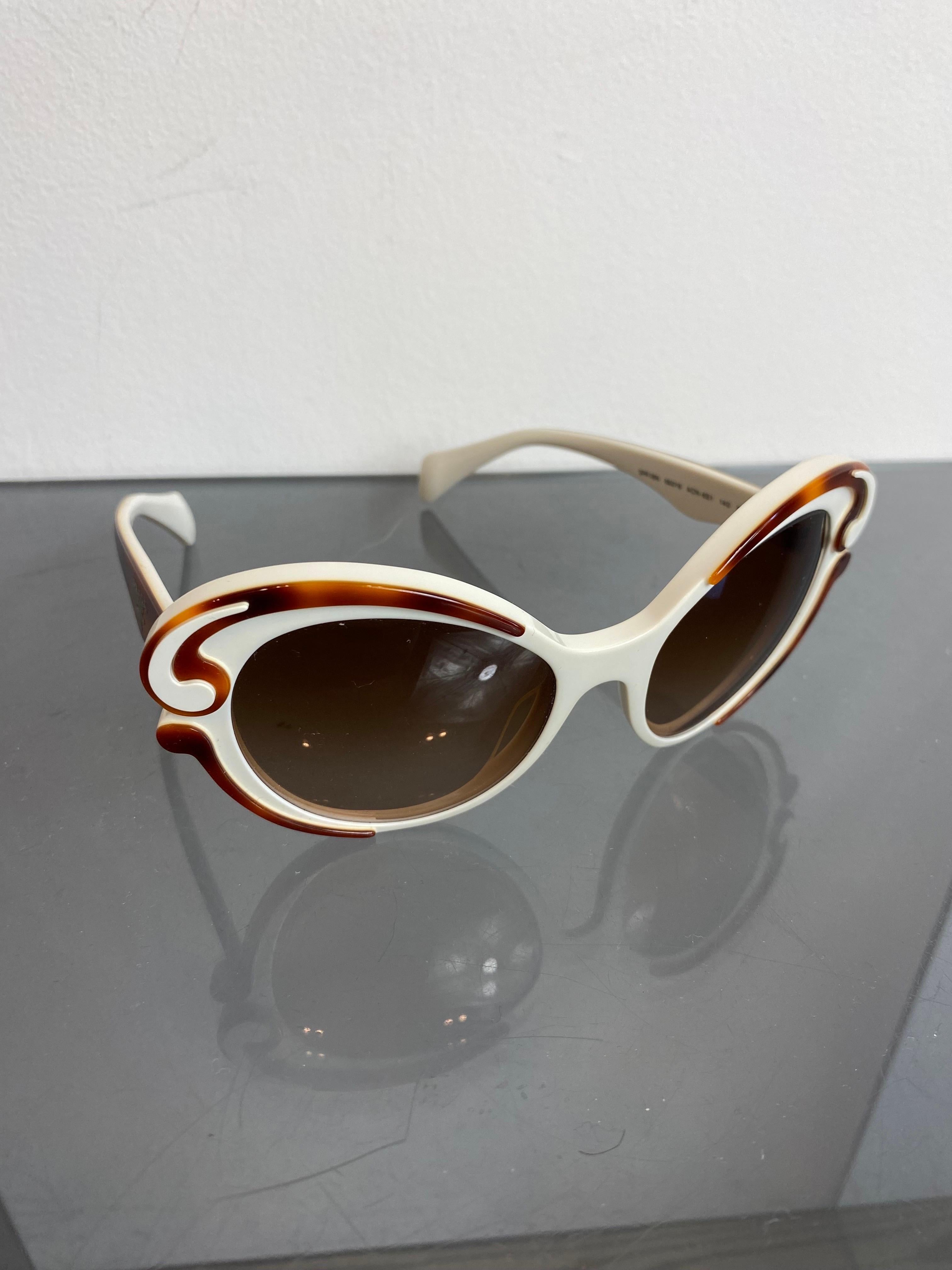 Baroque swirl Vintage Prada sunglasses. 
Whites with brown details. 
Gradient brown lenses. 
Very good condition. 

Width 15 cm 
Height 6 cm
Temple length 13.5 cm 